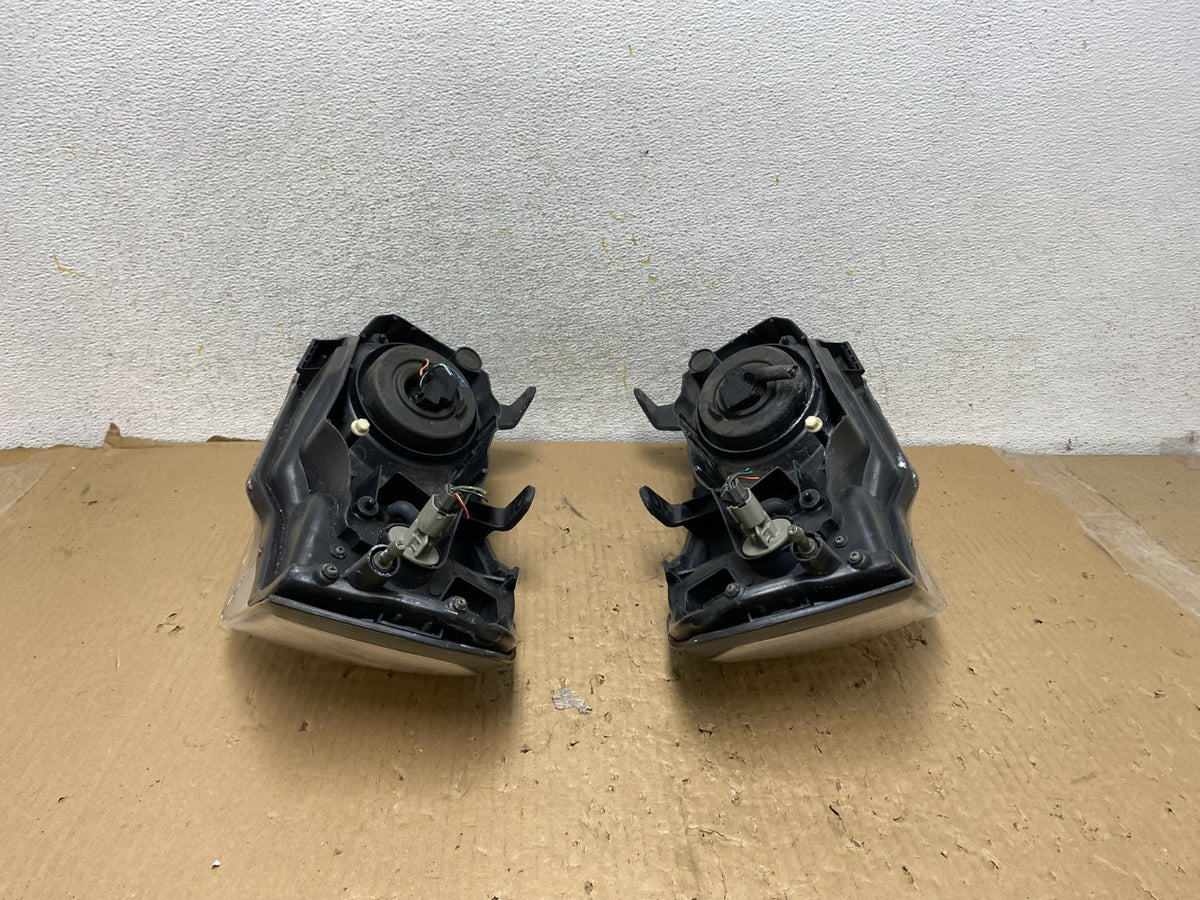 2000 to 2001 Nissan Maxima Left + Right Set Halogen Headlights AH2852 DW7