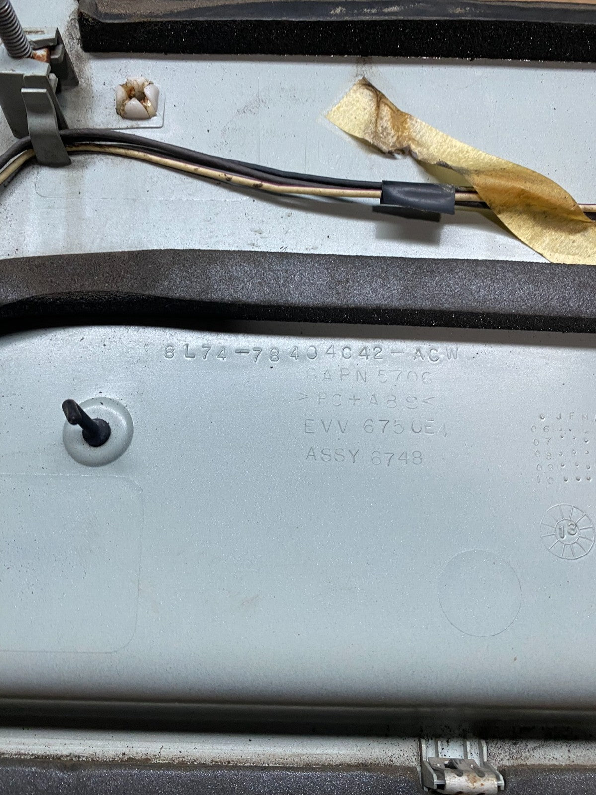 2007 to 2014 Lincoln Navigator Trunk Liftgate License Plate OEM v7000 DG10