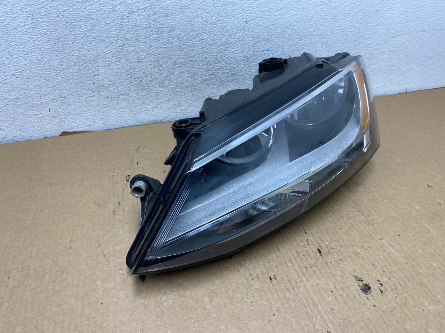 2011 to 2014 Volkswagen Jetta Left Driver LH Headlight Halogen AG2031 LK2