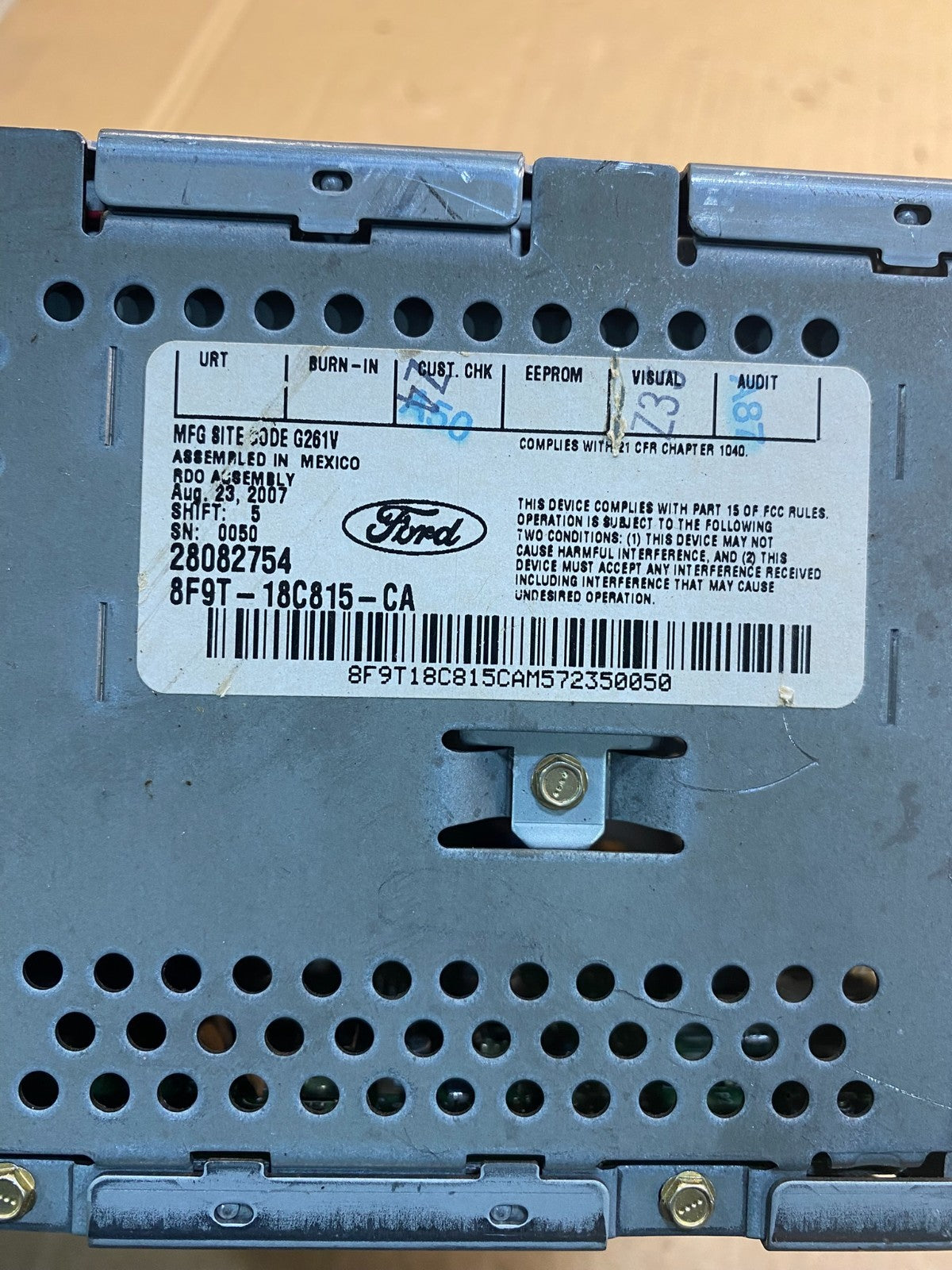 2008 - 2009 Ford Taurus X AM FM Radio MP3 6 Disc CD Player Auxiliary ae7925 DG6