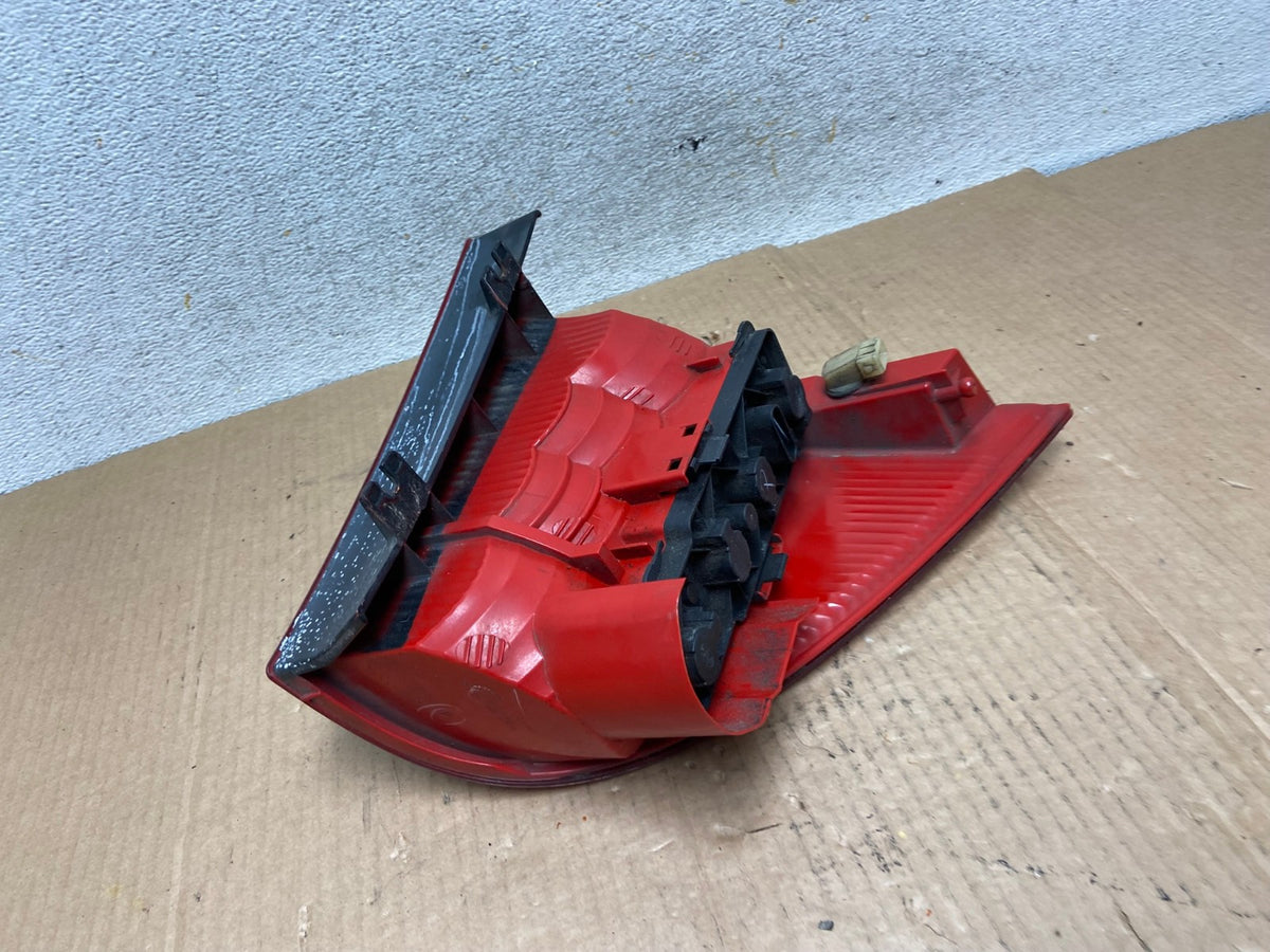 2002-2005 Mercedes ML 350 Ml-Class Right Passenger Rh Side Tail Light AI5894 LK3