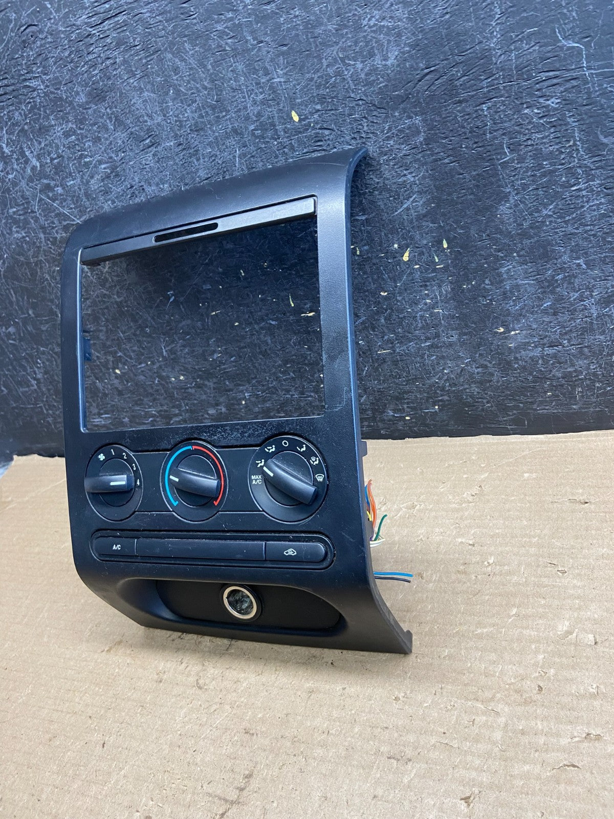 2004 to 2008 Ford F150 Radio Climate Dash Bezel Surround Black ah3817 DG2