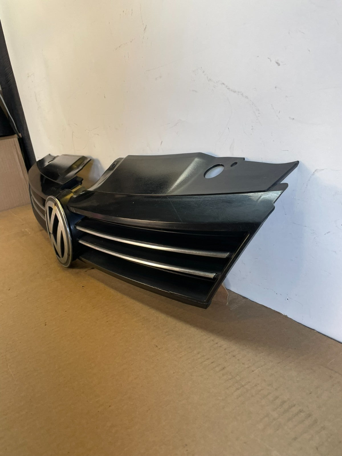 2011 to 2014 Volkswagen Jetta Sedan Front Upper Grille Grill AG3159 DG1