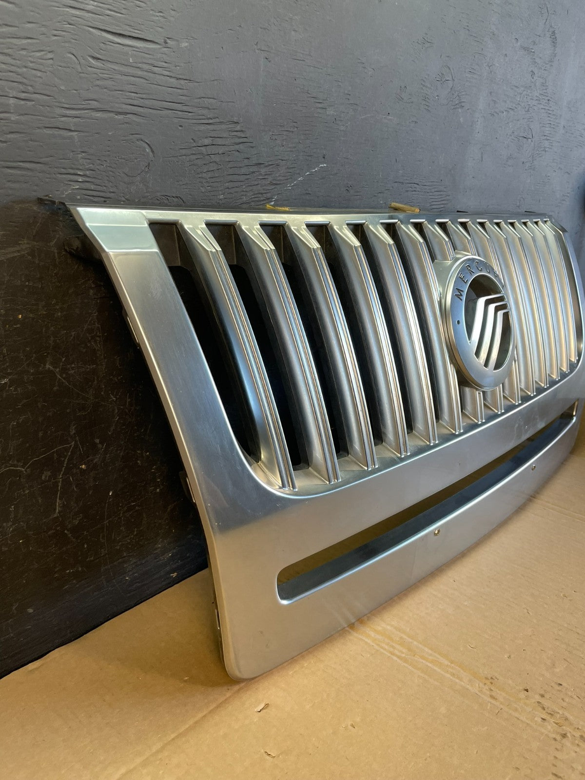 2008-2011 Mercury Mariner Front Upper Grill Grille Emblem ac5455 DG2