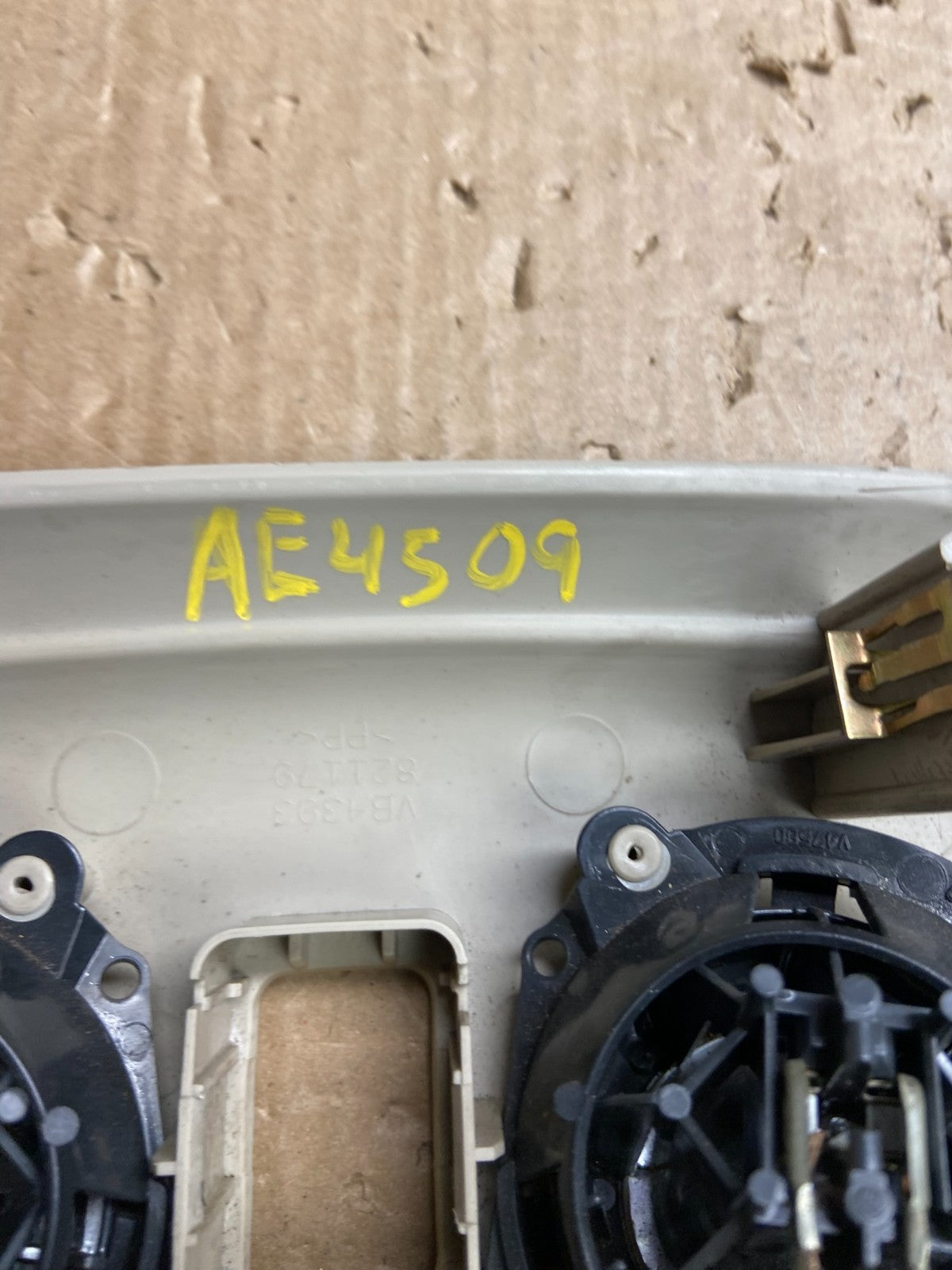 2003-2006 Silverado Tahoe Yukon Overhead Console Home link A/C AE4509 DG6