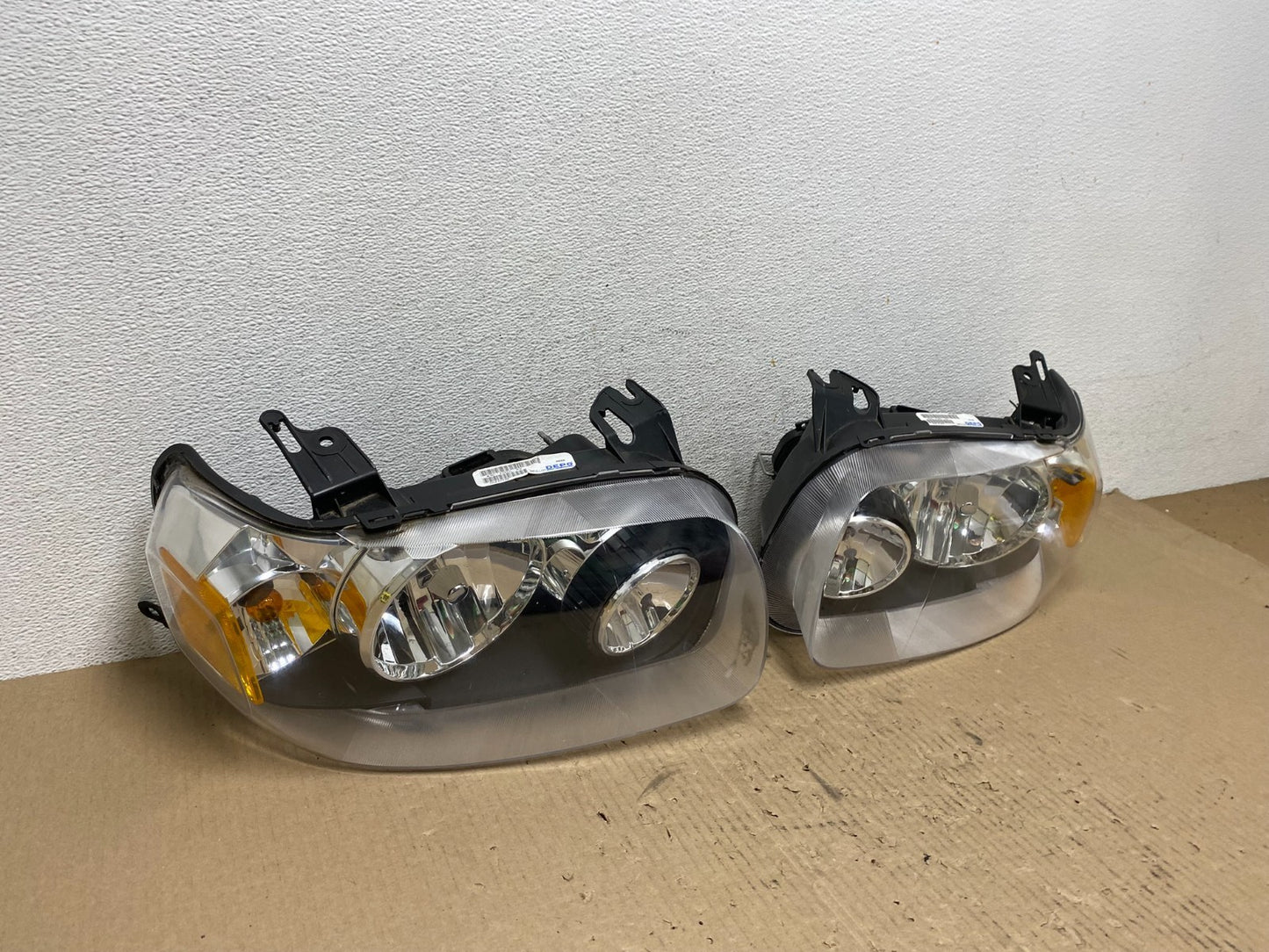 2005 - 2007 Ford Escape Headlights Left+Right Halogen AE7068 DW2