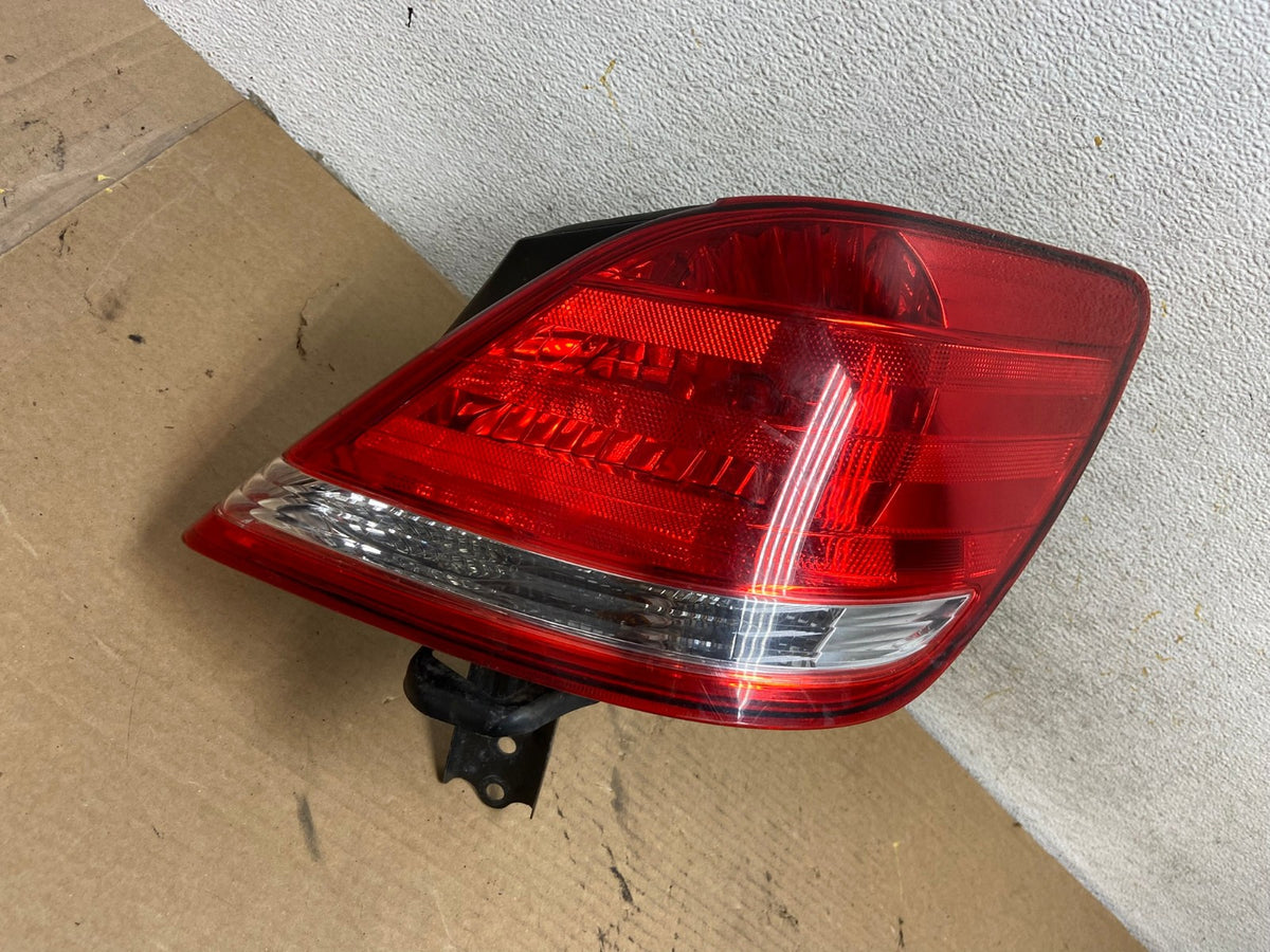 2005-2010 Toyota Avalon Right Passenger Side Tail Light AH4224 LK0