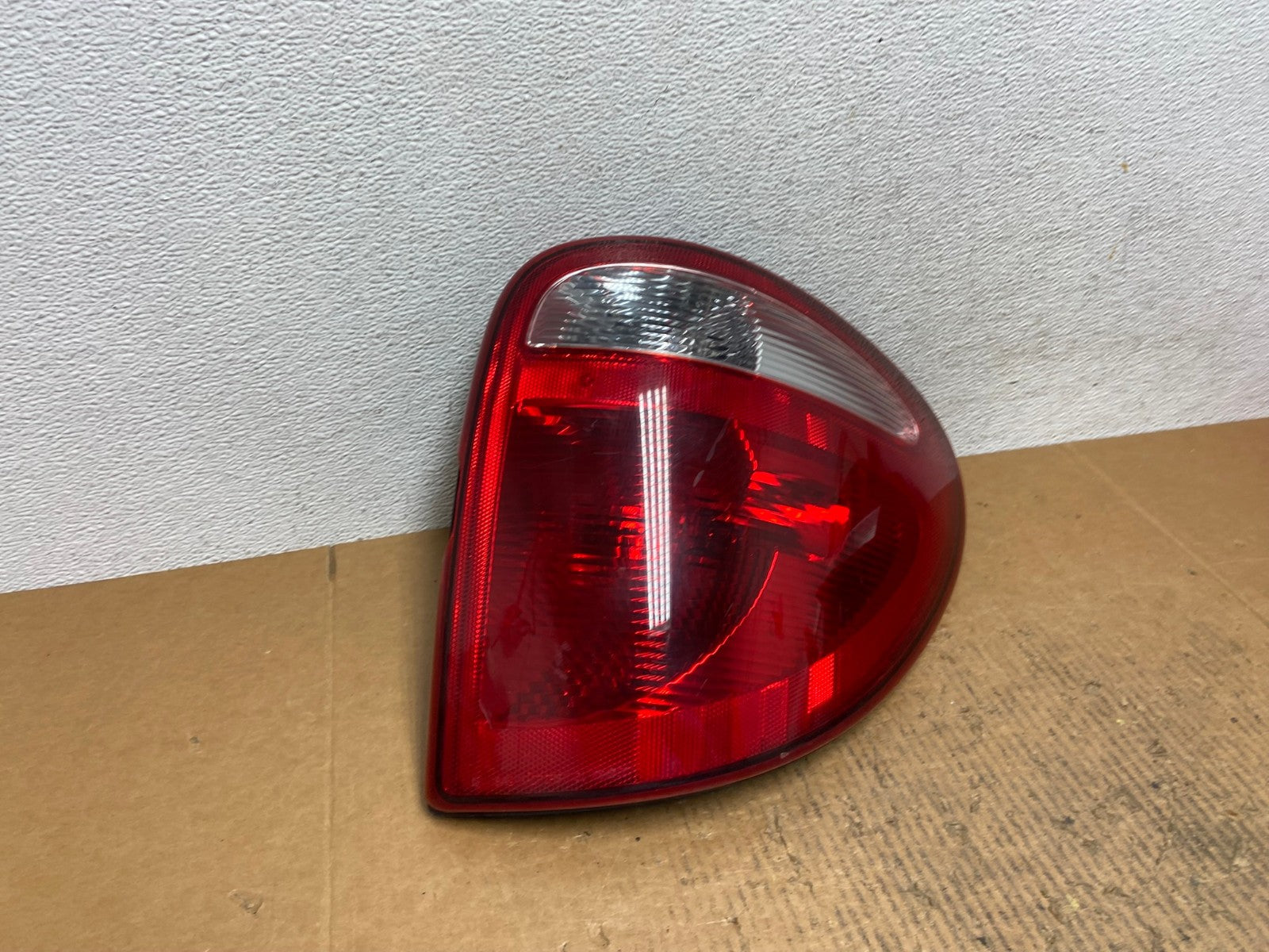 2004 - 2007 Dodge Grand Caravan Right Passenger Side Tail Light AE1510 LK2
