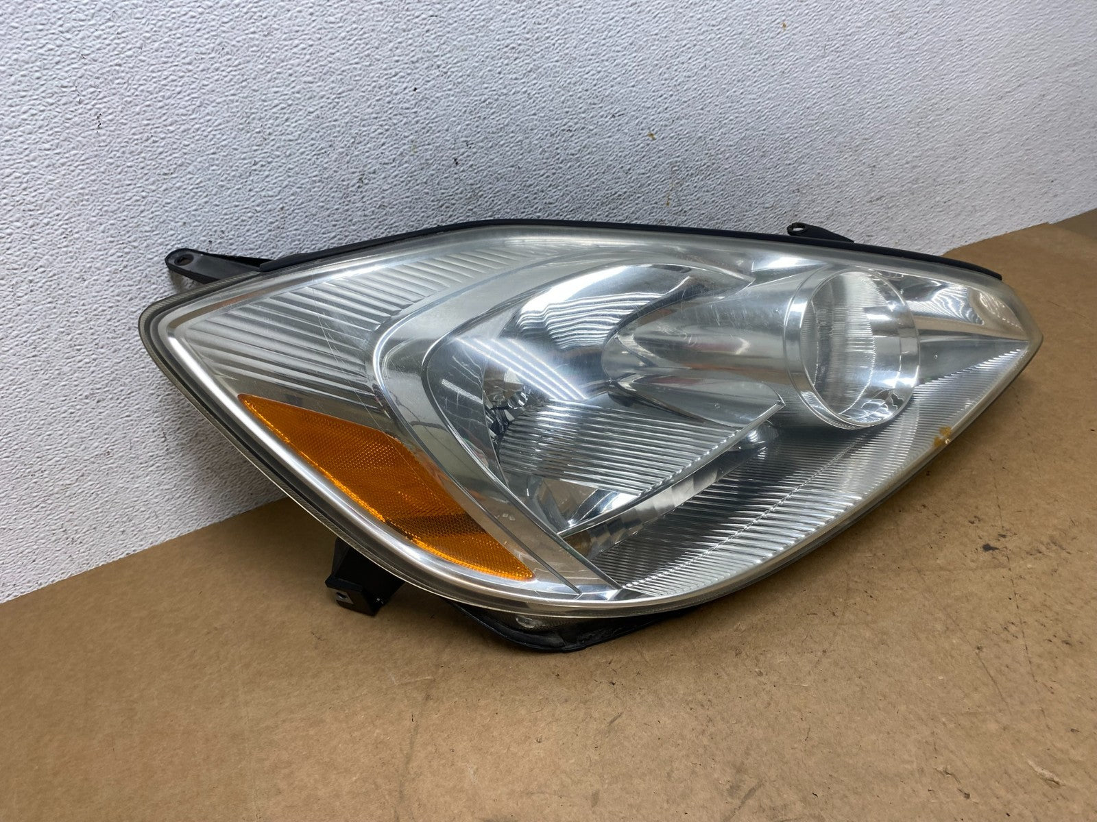 2004-2005 Toyota Sienna Right Passenger Halogen Headlight AE3168 DW2