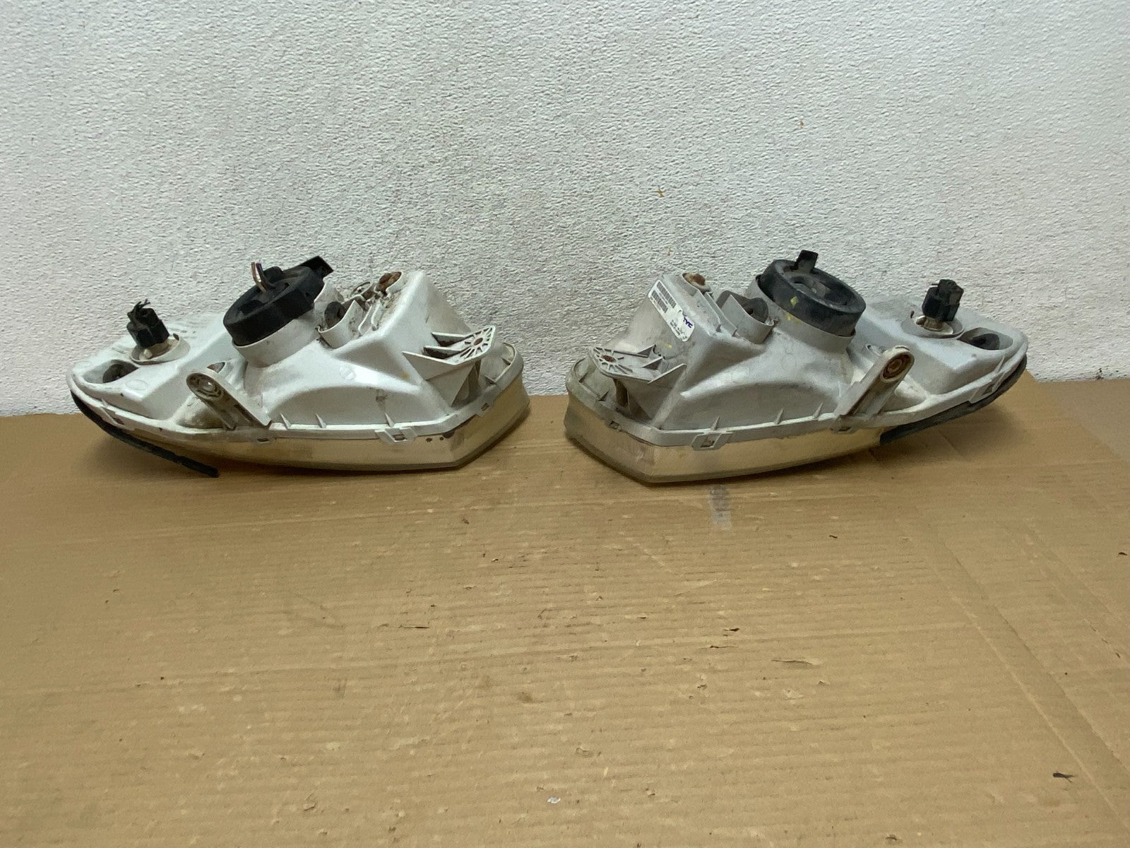 2000 to 2002 Hyundai Accent Left+Right Halogen Headlights AG8955 DW7