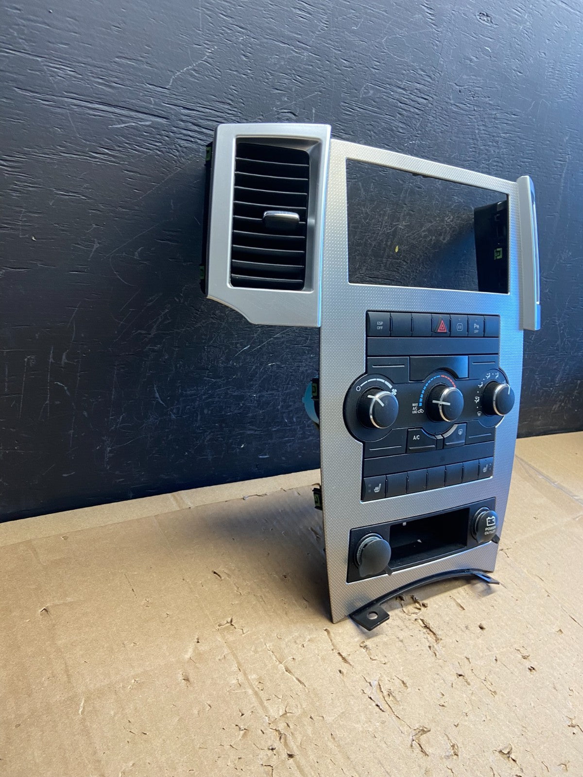 2008 2009 2010 Jeep Commander Grand Cherokee A/C Climate Control Bezel AD6821 DG2