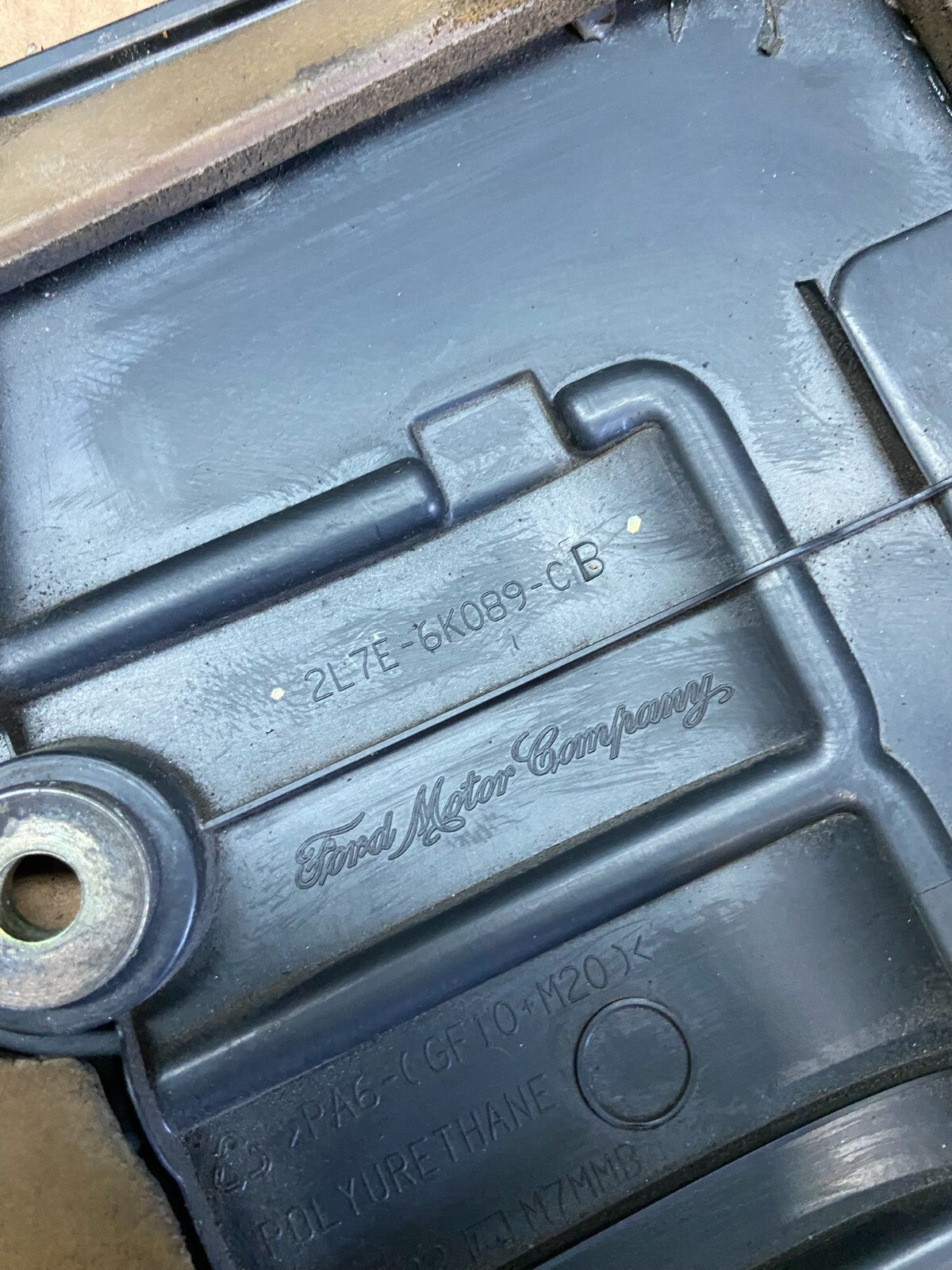2002 to 2004  Lincoln Navigator 5.4L V8 Engine Motor Cover n9048 DG8