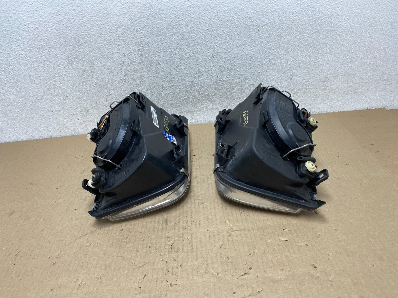 2002 to 2004 Volkswagen Jetta Left+Right Headlights AG6533 DW10