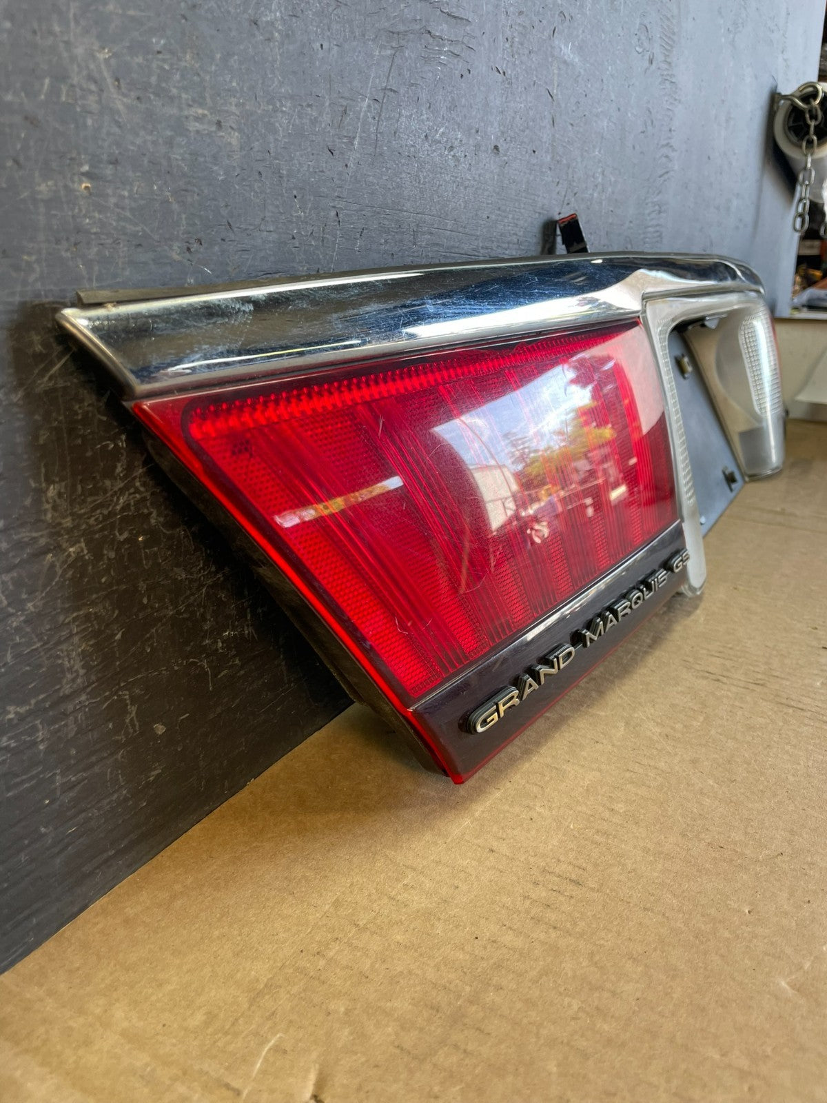 1998 to 2002 Mercury Grand Marquis Trunk Lid Center Tail Light AD0133 DG2