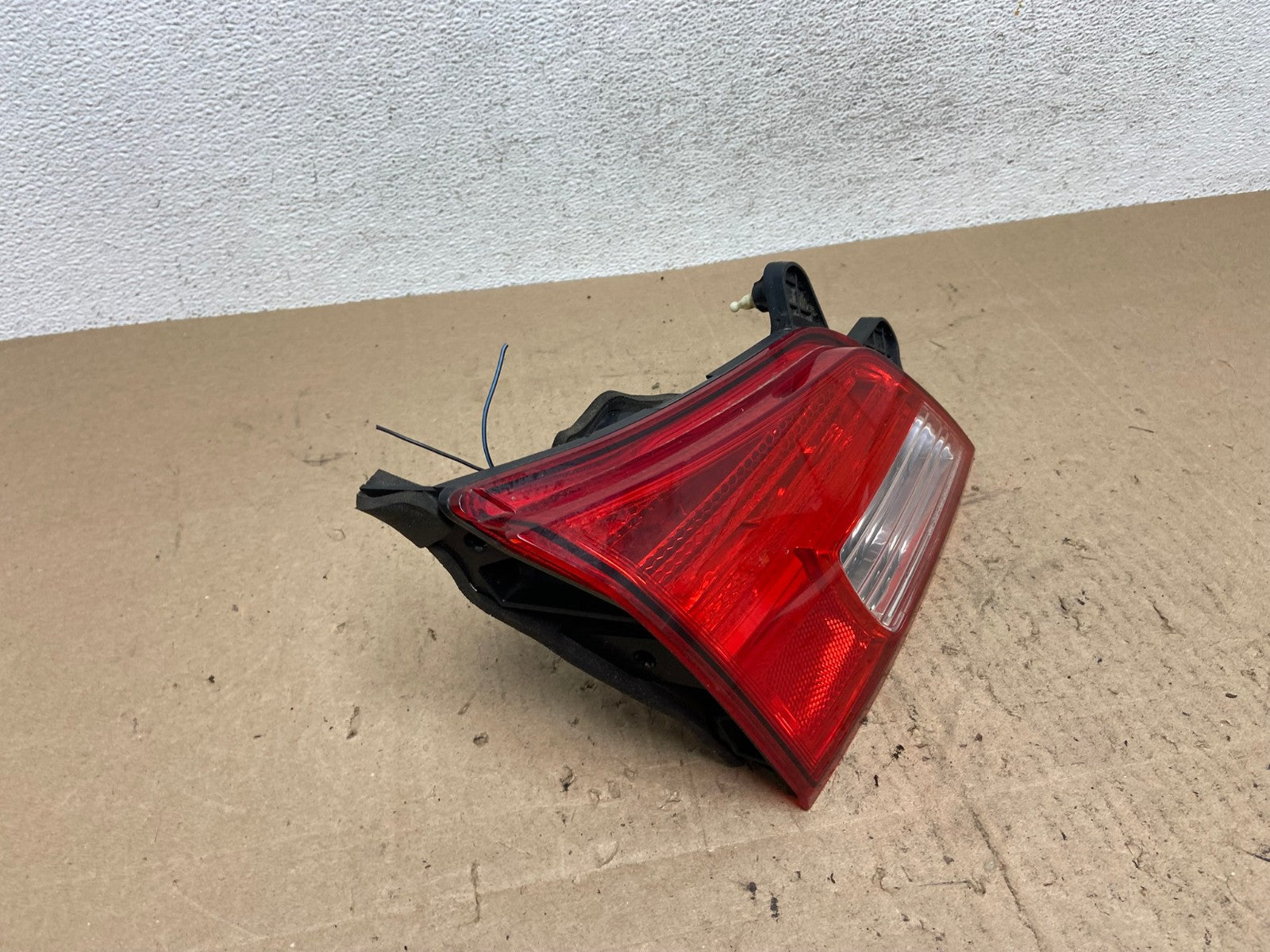 2010-2014 Subaru Outback Left Driver Lh Side Inner Tail Light AE6568 LK2