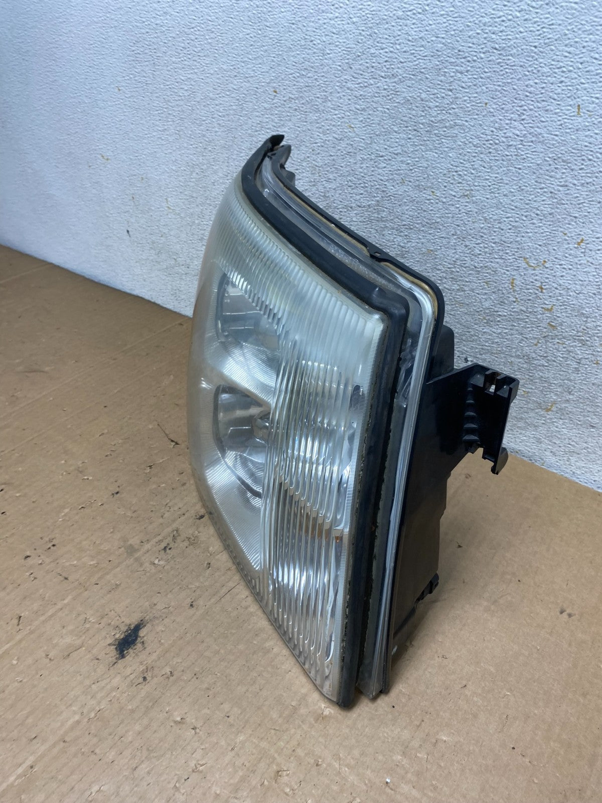 2002-2006 Cadillac Escalade Right Passenger Side Xenon HID Headlight AI89391