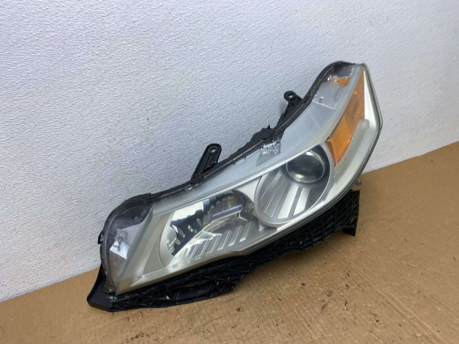 2009 to 2011 Acura TL Headlight Left Driver LH Side Xenon HID AC8130 DW2