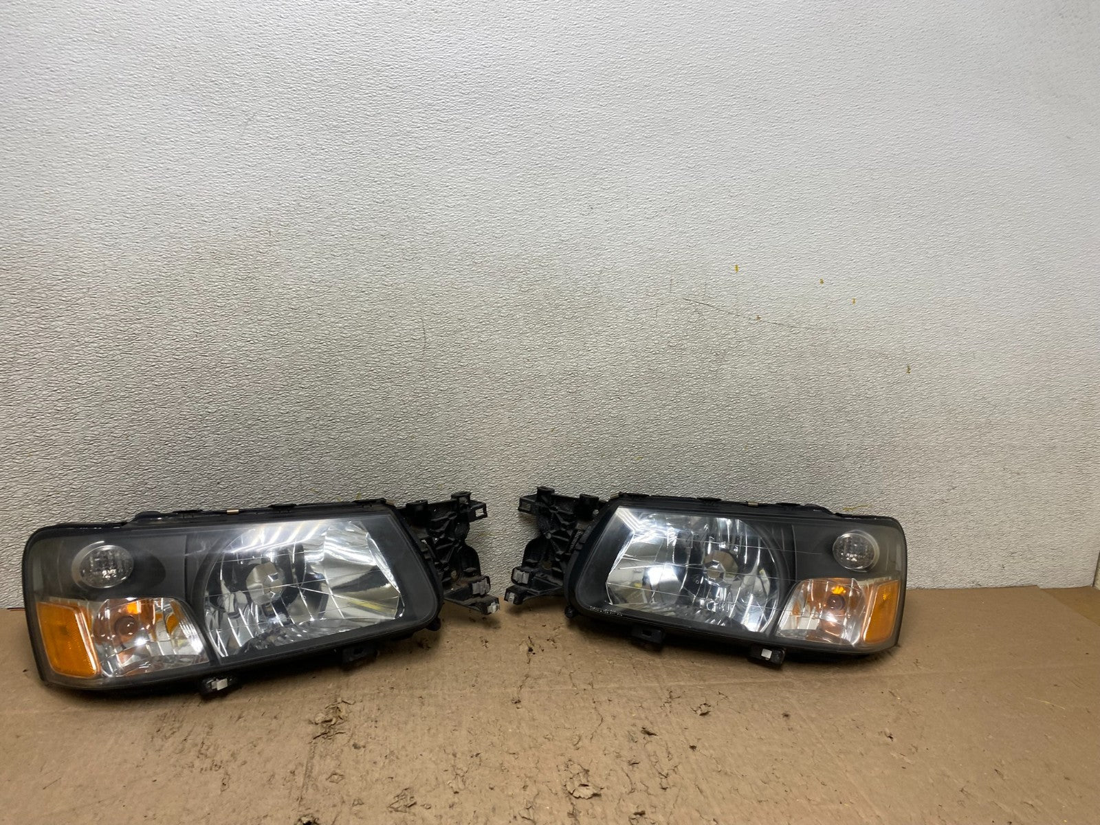 2003 2004 Subaru Forester Left+Right Headlights Halogen W3745 DW0