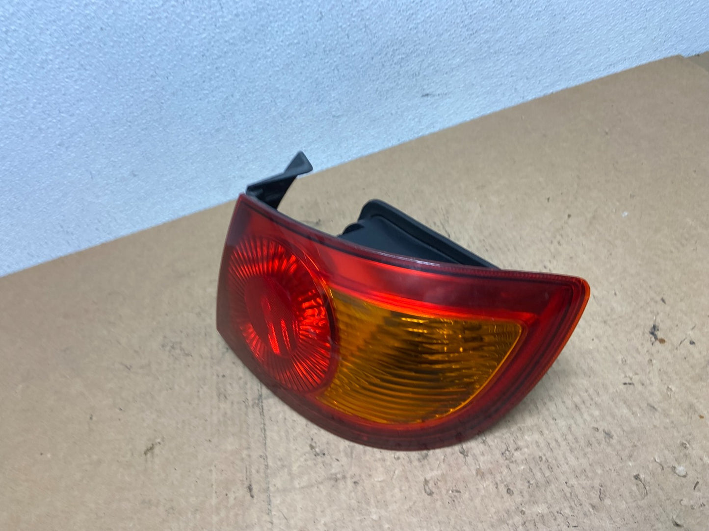 2001 to 2003 Hyundai Elantra Hatchback Right Passenger Side Tail Light AC3253 DW1