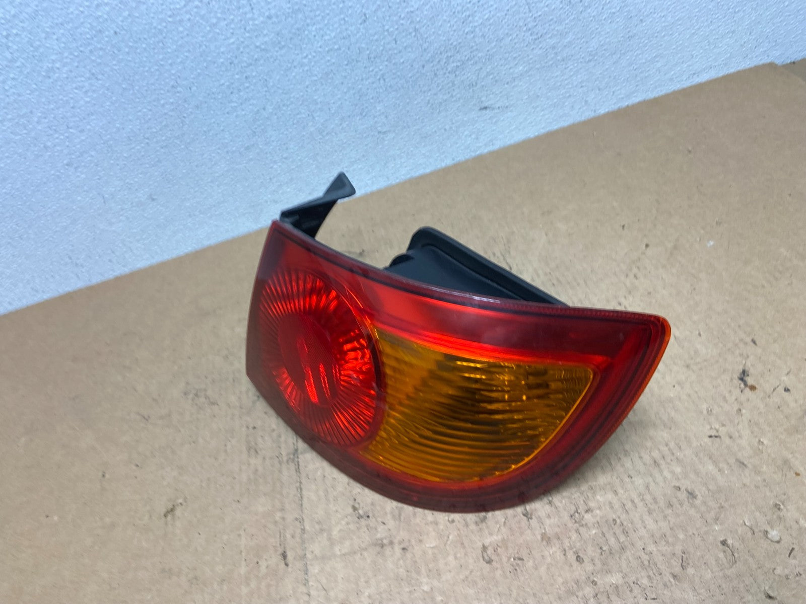 2001 to 2003 Hyundai Elantra Hatchback Right Passenger Side Tail Light AC3253 DW1