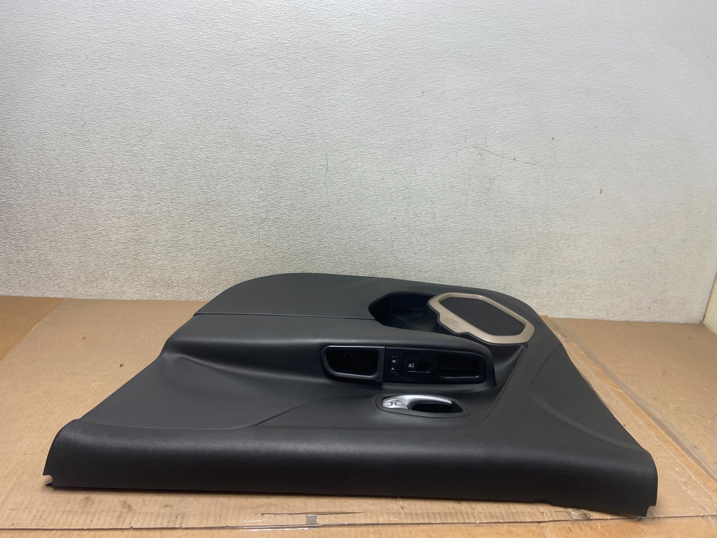 2016 to 2018 Jeep Renegade Front Right Passenger Side Panel Door R3062 DG5