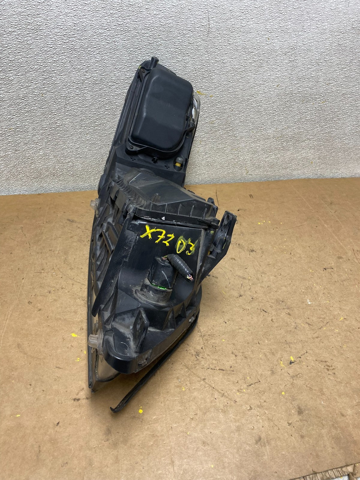 2005 to 2011 Lincoln Town Car Left Driver LH Side Headlight X7203 DW9