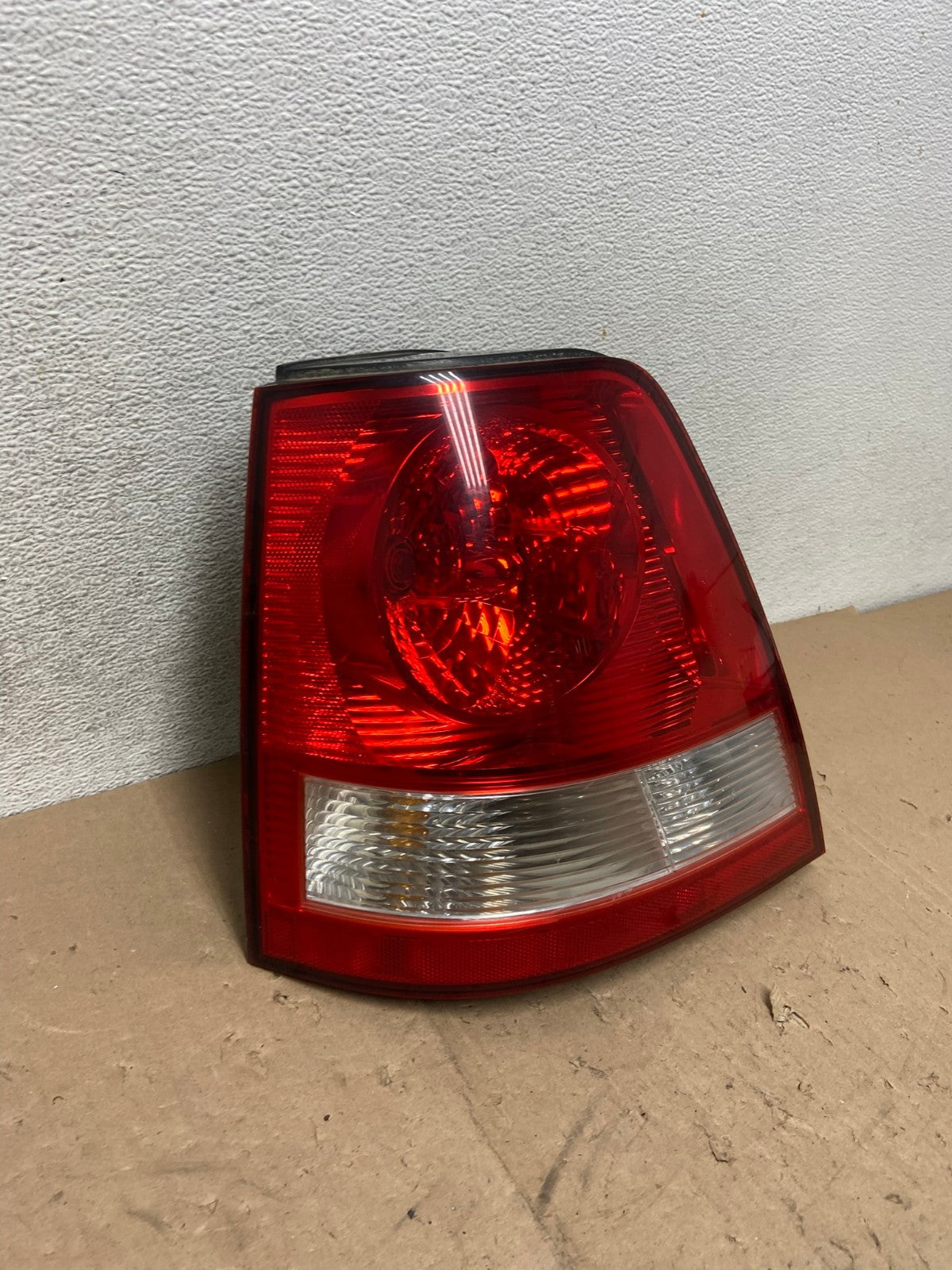 2003 to 2006 Kia Sorento Left Driver Side Tail Light AG5401 LK2