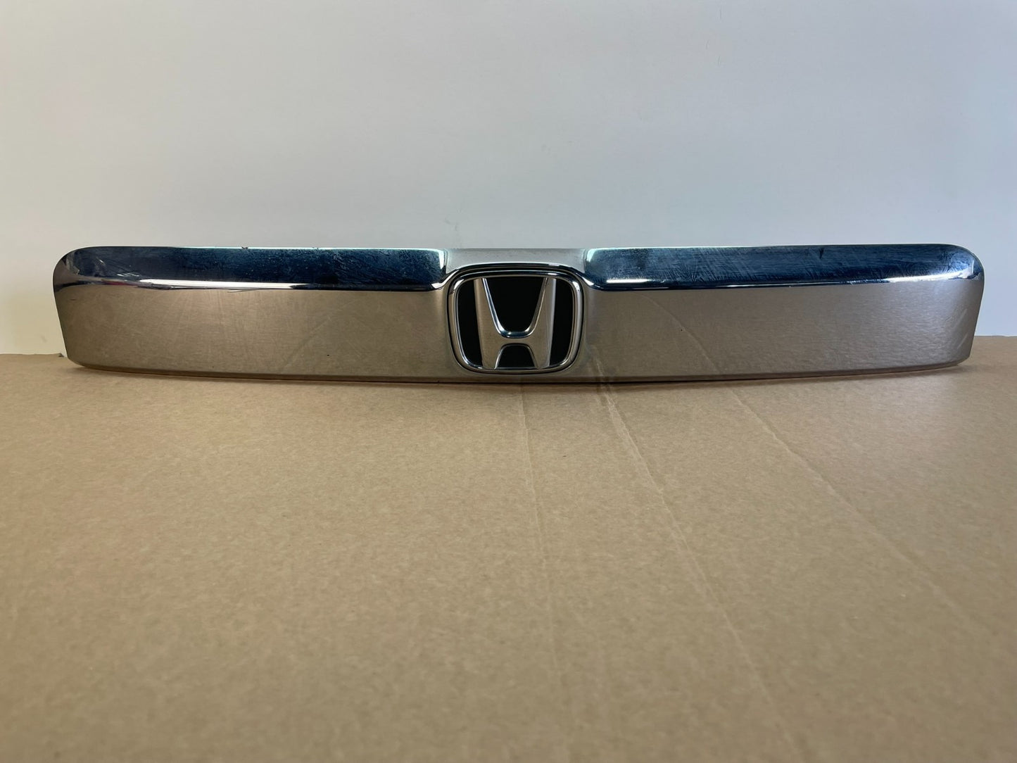 2009-2015 Honda Pilot Tailgate Trunk Handle Bezel Molding W/O Camera AG9971 DG0
