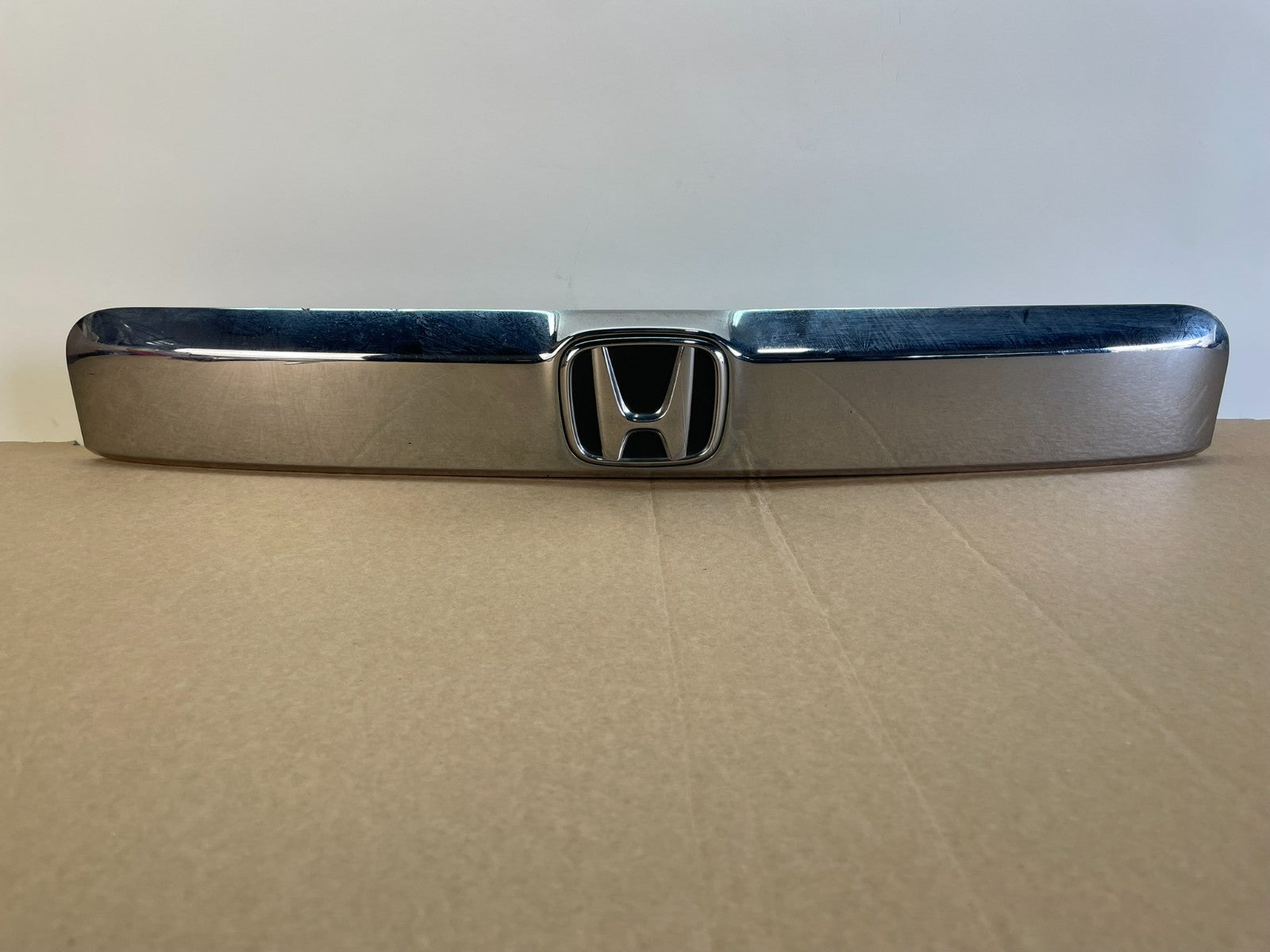 2009-2015 Honda Pilot Tailgate Trunk Handle Bezel Molding W/O Camera AG9971 DG0