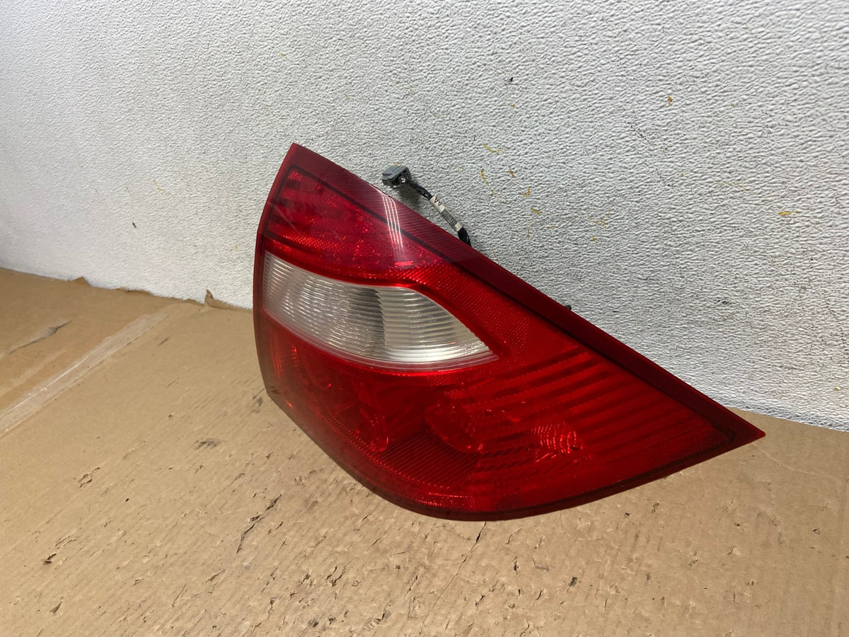 2005 2006 2007 Ford Five Hundred Right Passenger RH Tail Light AH2899 LK2