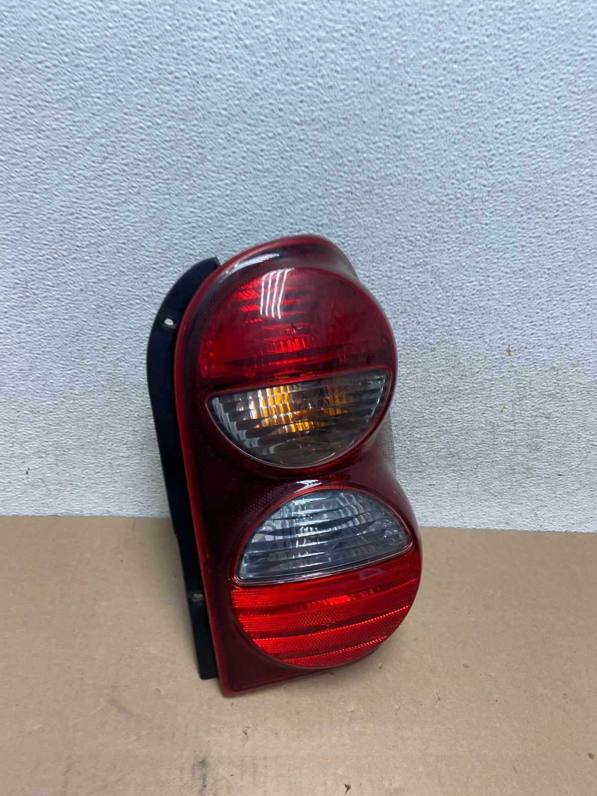 2005 2006 2007 Jeep Liberty Right Passenger Rh Side Tail Light AG6623 DW2