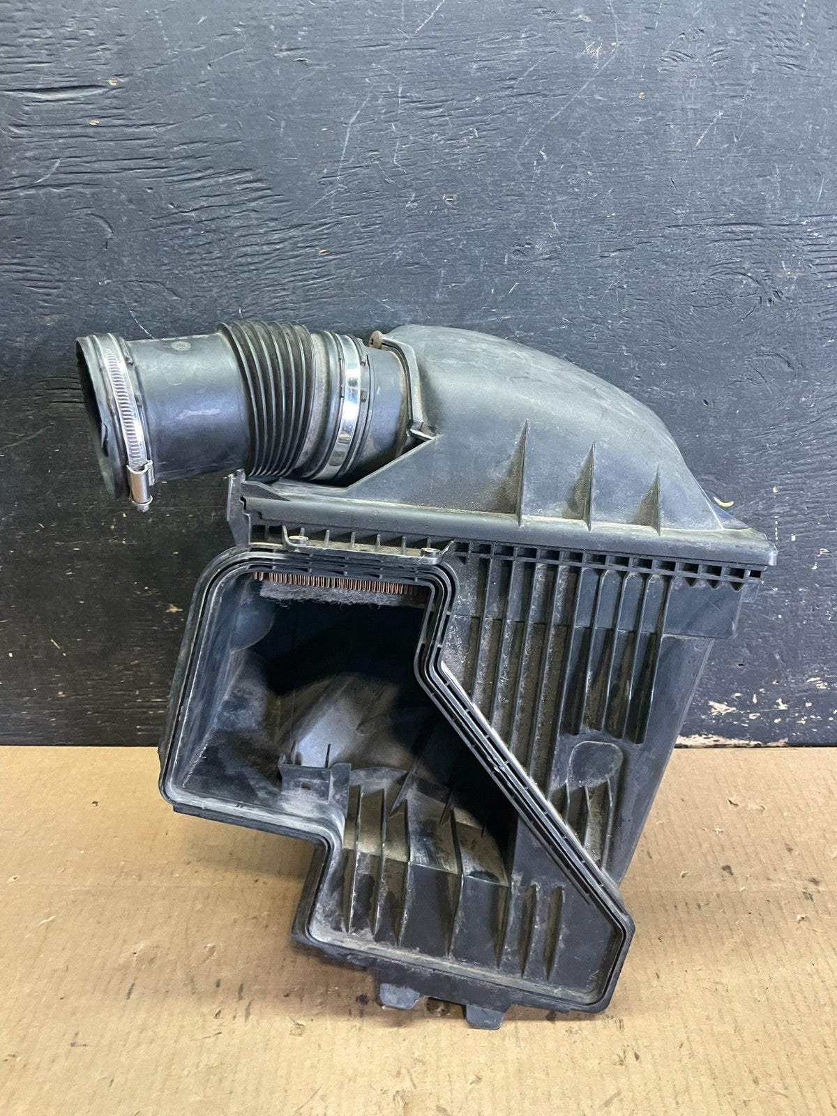 2006 to 2008 BMW 7 E65 E66 750Li 750i Left Side Air Cleaner Intake Box AA5995 DG2