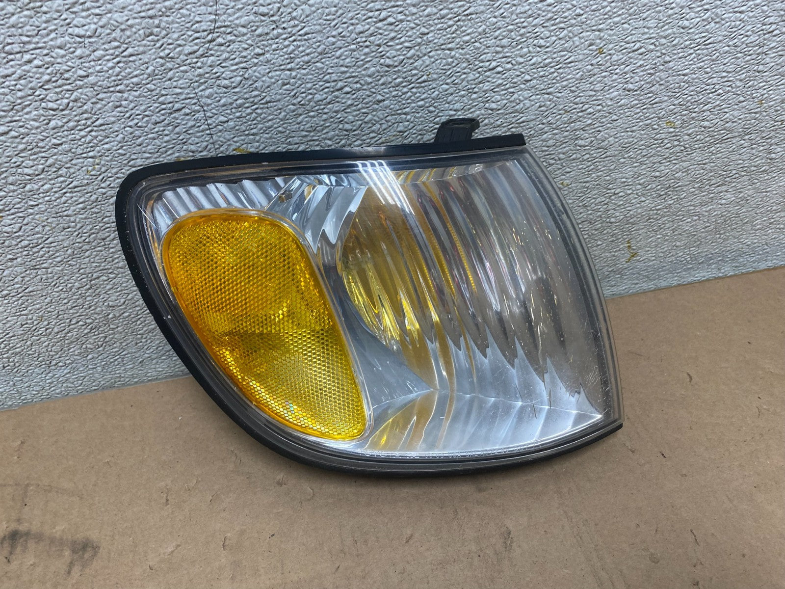 2001 to 2003 Toyota Sienna Turn Signal Right Passenger RH Lamp OEM S3844 DW0