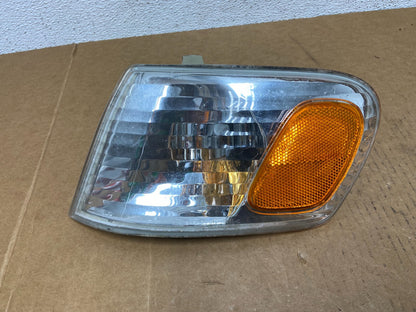 2001-2002 Toyota Corolla Left Driver Turn Signal/Marker Light AG5466 DW0