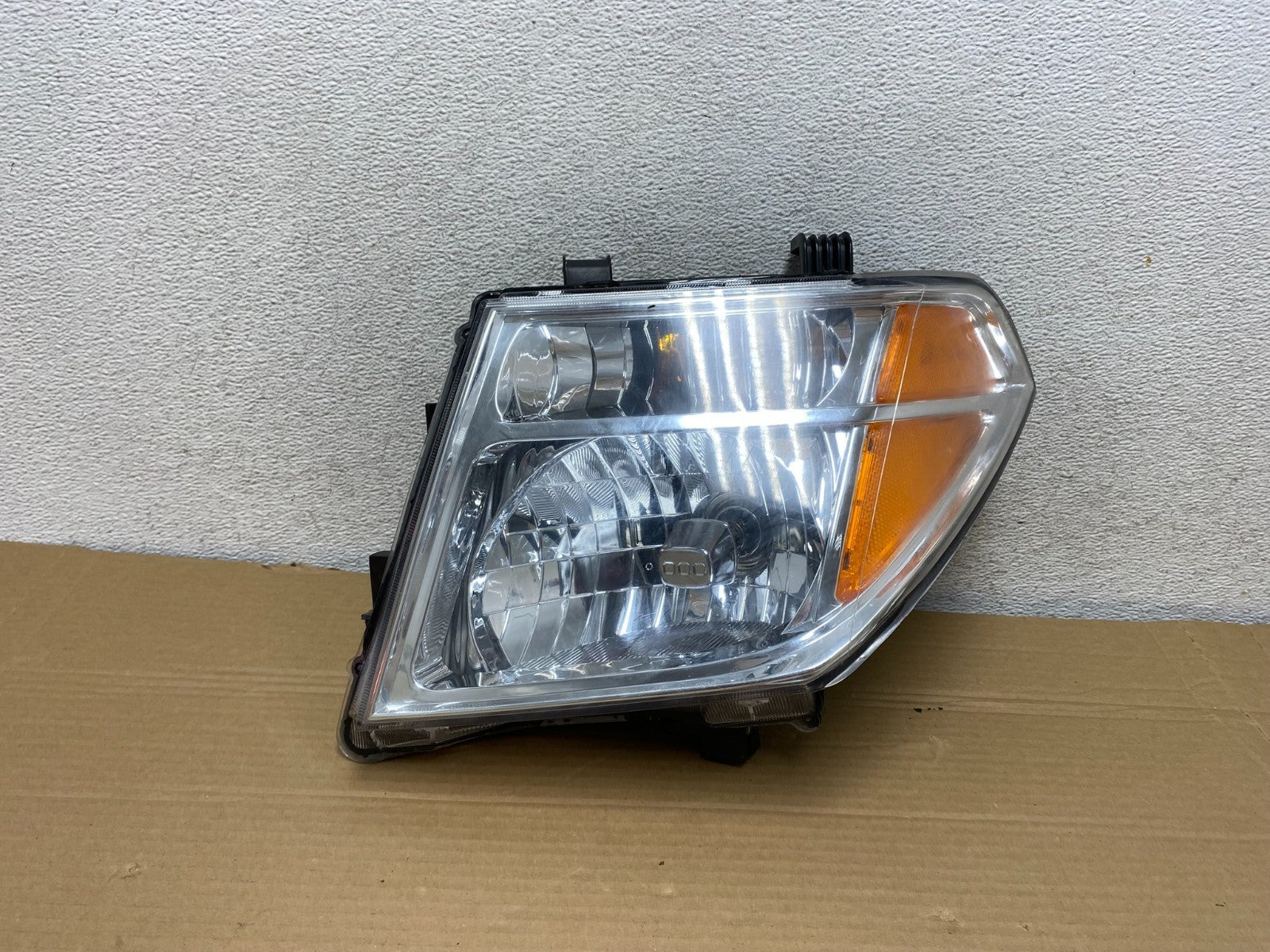 2005-2007 Nissan Pathfinder Halogen Headlight Left Driver LH AG8840 DW0