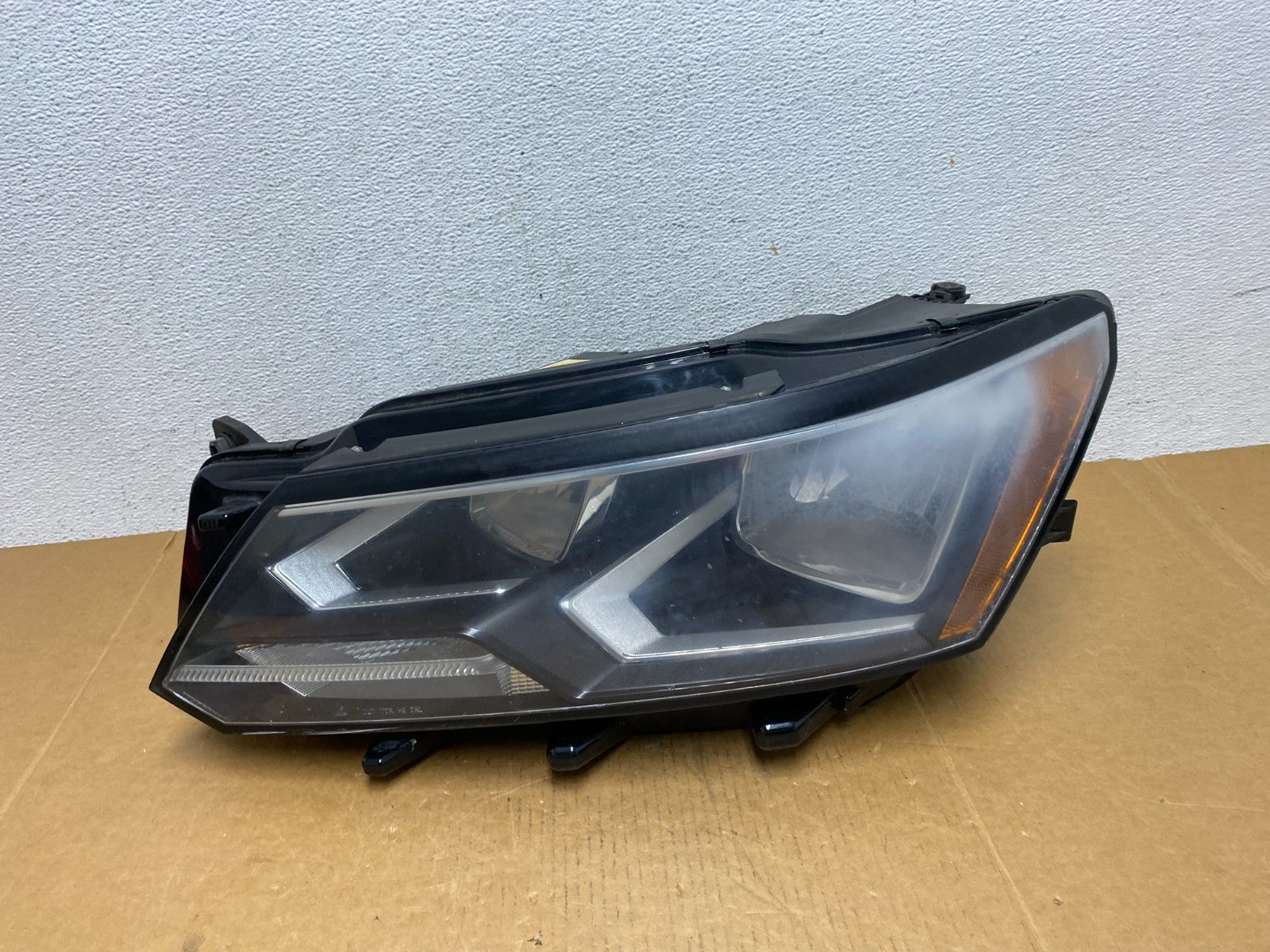 2016-209 Volkswagen Passat Left Driver LH Side Halogen Headlight AD9062 DG0