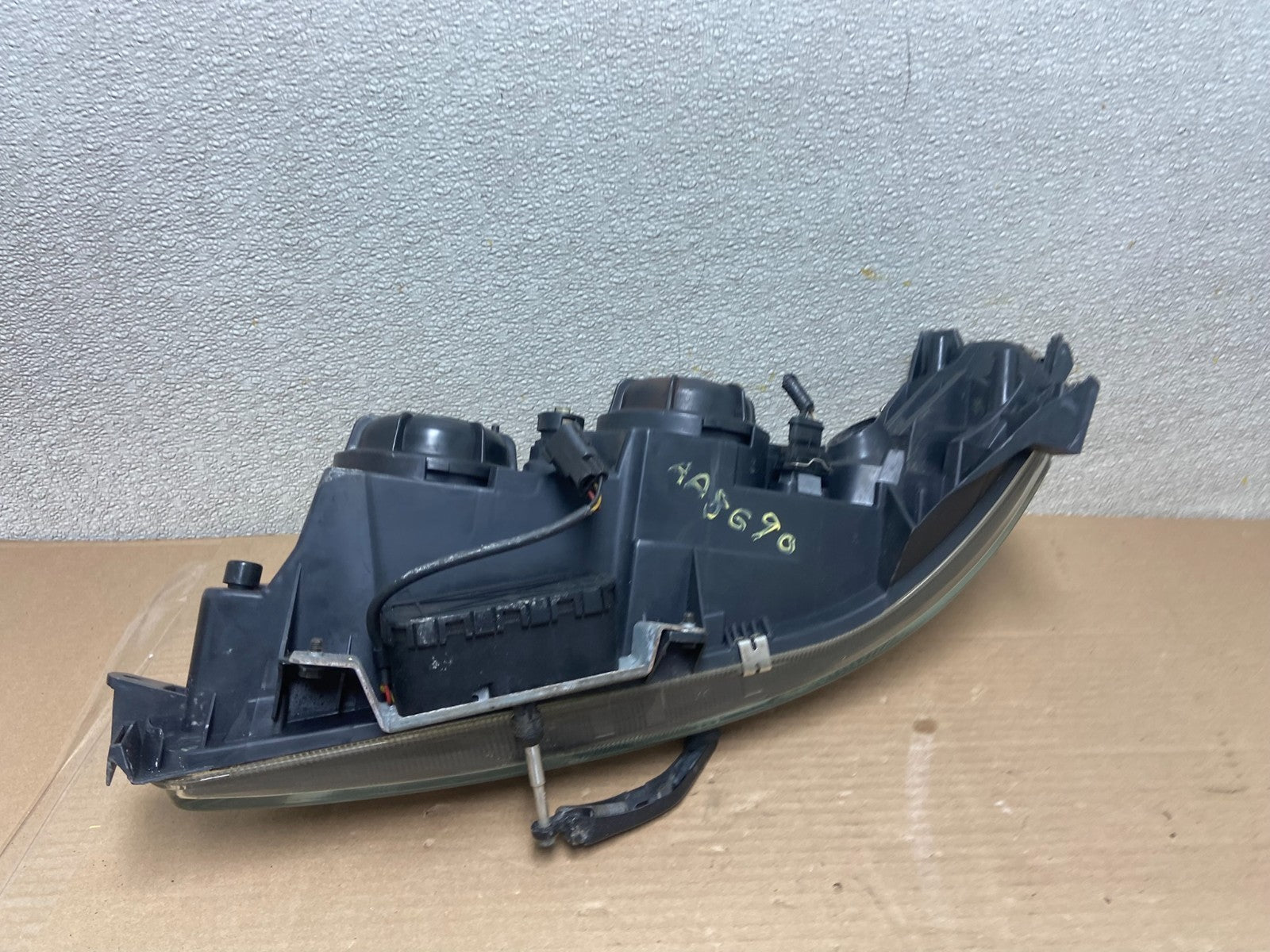 2001 to 2004 Volvo S60 Right Passenger Side Headlight Halogen Oem AA8690 DW6