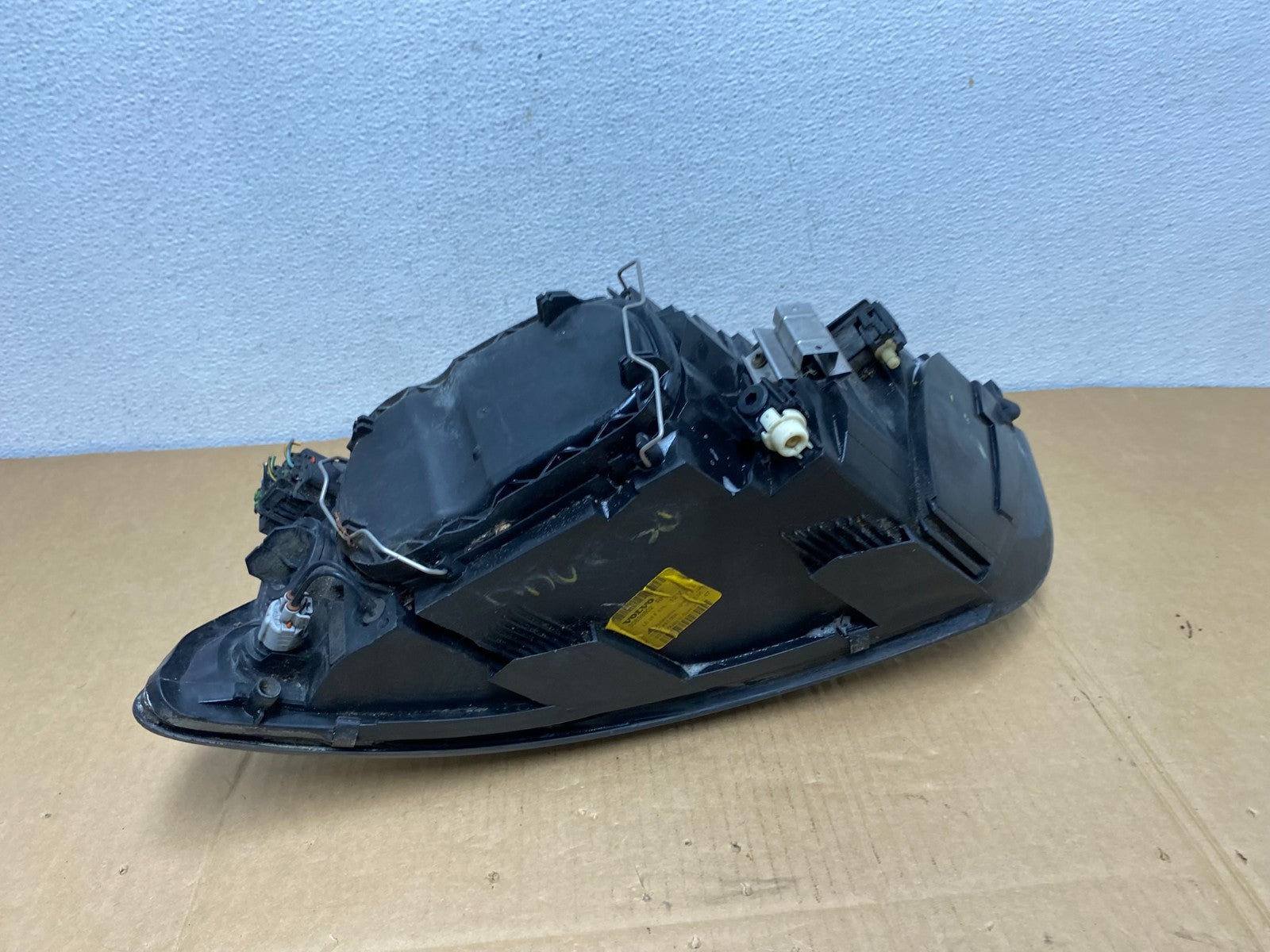 2004 to 2007 Volvo S40 Right Passenger Side Headlight AC7502 DW5