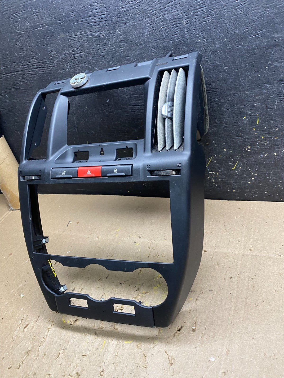 2008 - 2012 Land Rover LR2 Center Radio Climate Dash Air Vent Bezel u5144 DG2