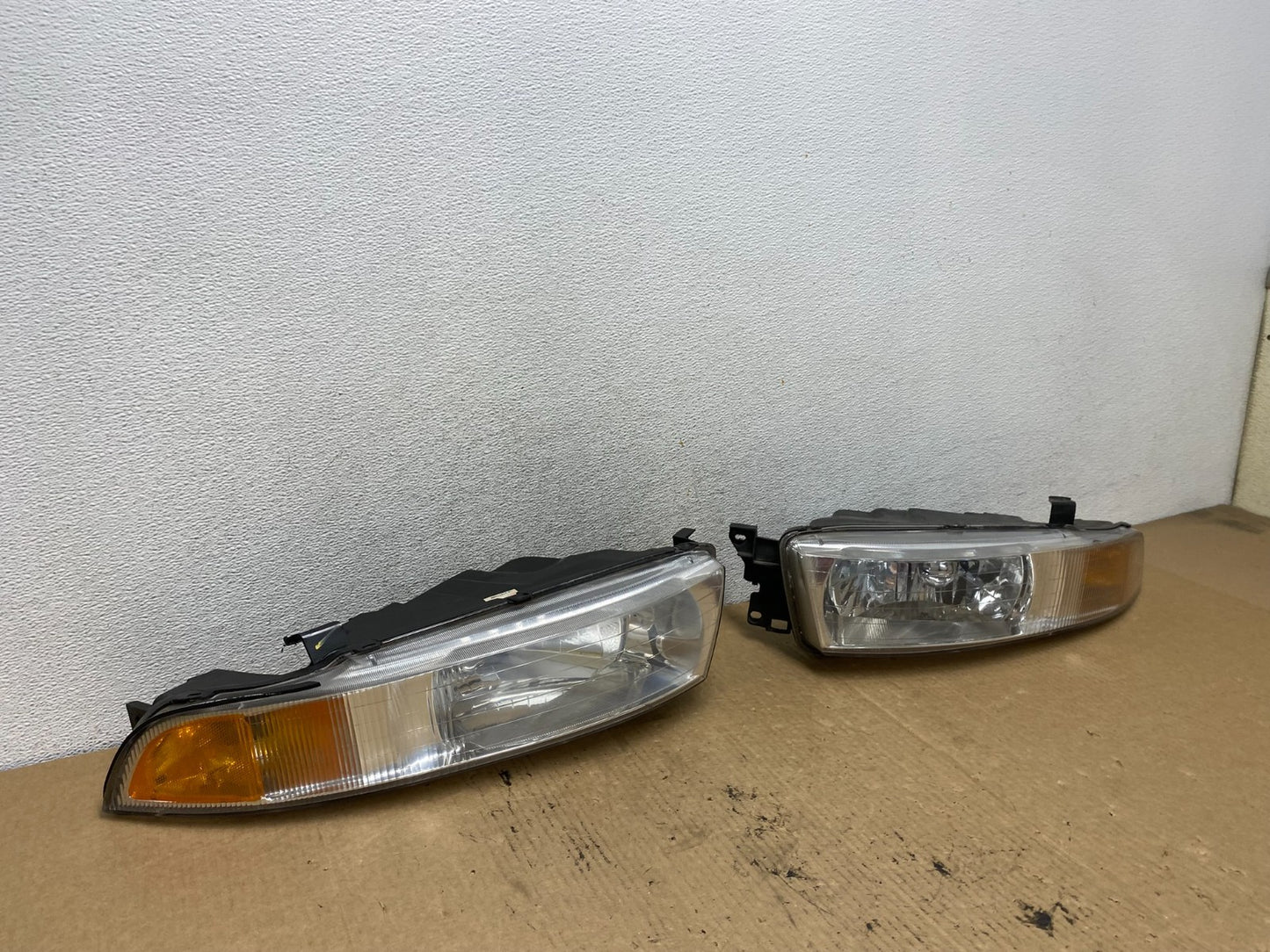 2002 to 2003 Mitsubishi Galant Left+Right Side Headlights AG2161 DW2