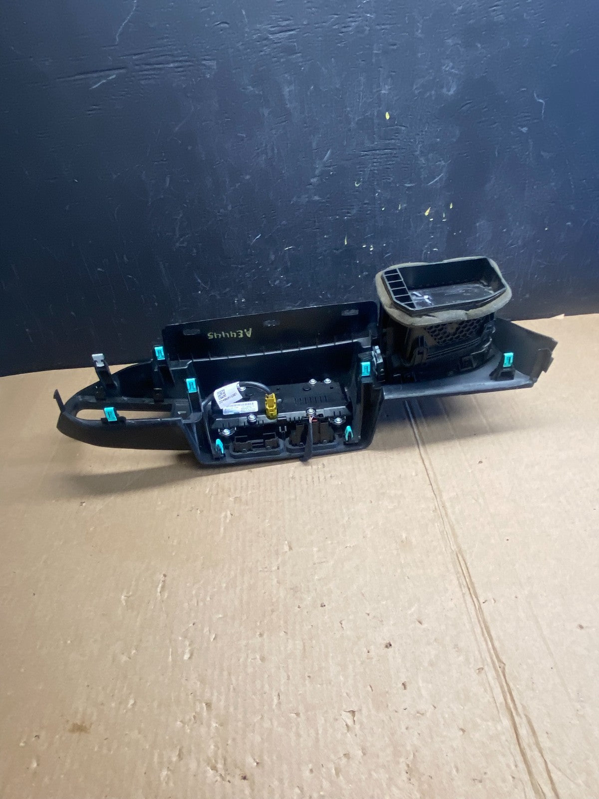 2020 to 2023 Ford Explorer Console Radio Display Screen Air Vent ae4445 DG3