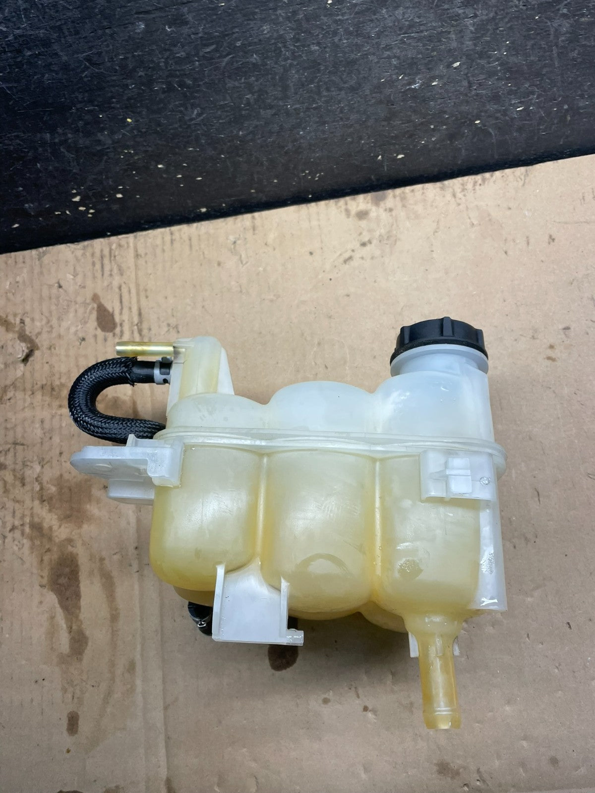2020-2023 Ford Explorer Radiator Coolant Recovery Bootle Tank  W7082  DG2