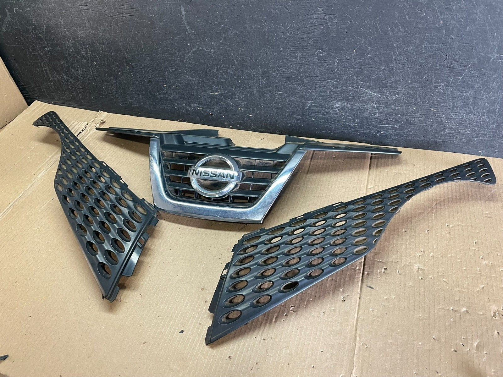 2011 to 2014 Nissan Juke Front Left+Right Upper Grill Grille AE3607 DG1