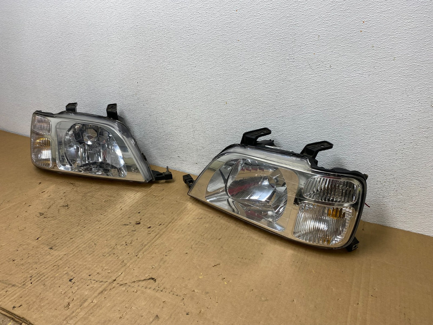 1997 to 2001 Honda CR-V Crv Left+Right Set Chrome Headlights Halogen AC8143 DW1