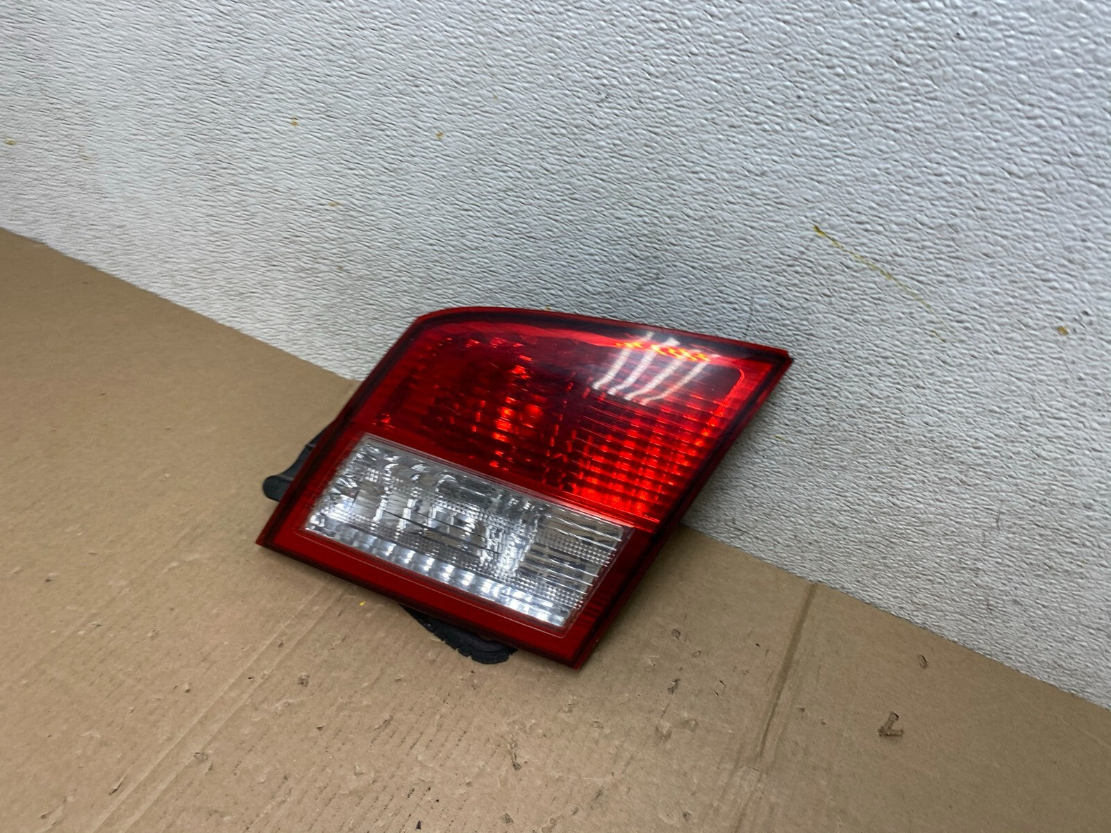 2002-2004 Infiniti i35 Inner Light Right Passenger Side Tail Light OEM L3259 DW1