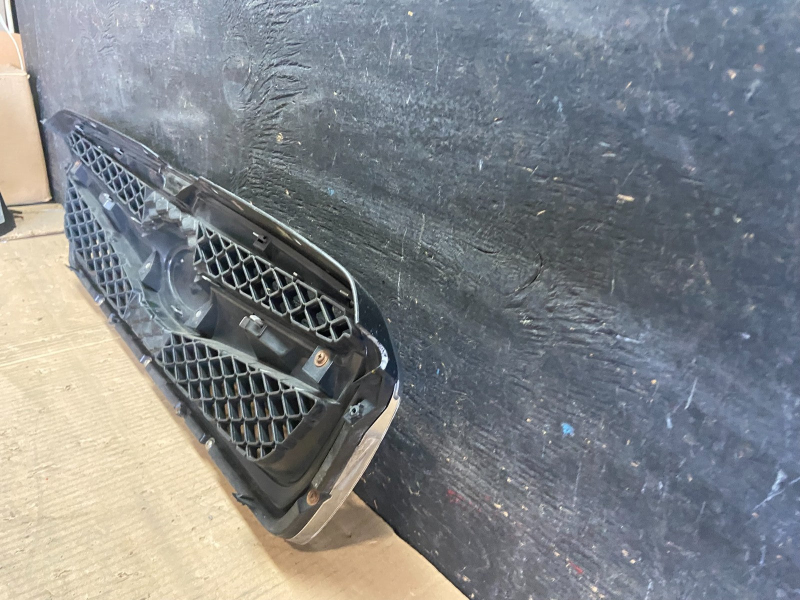 2010 to 2012 Subaru Legacy Outback Wagon Front Grill Grille R5515 DG9