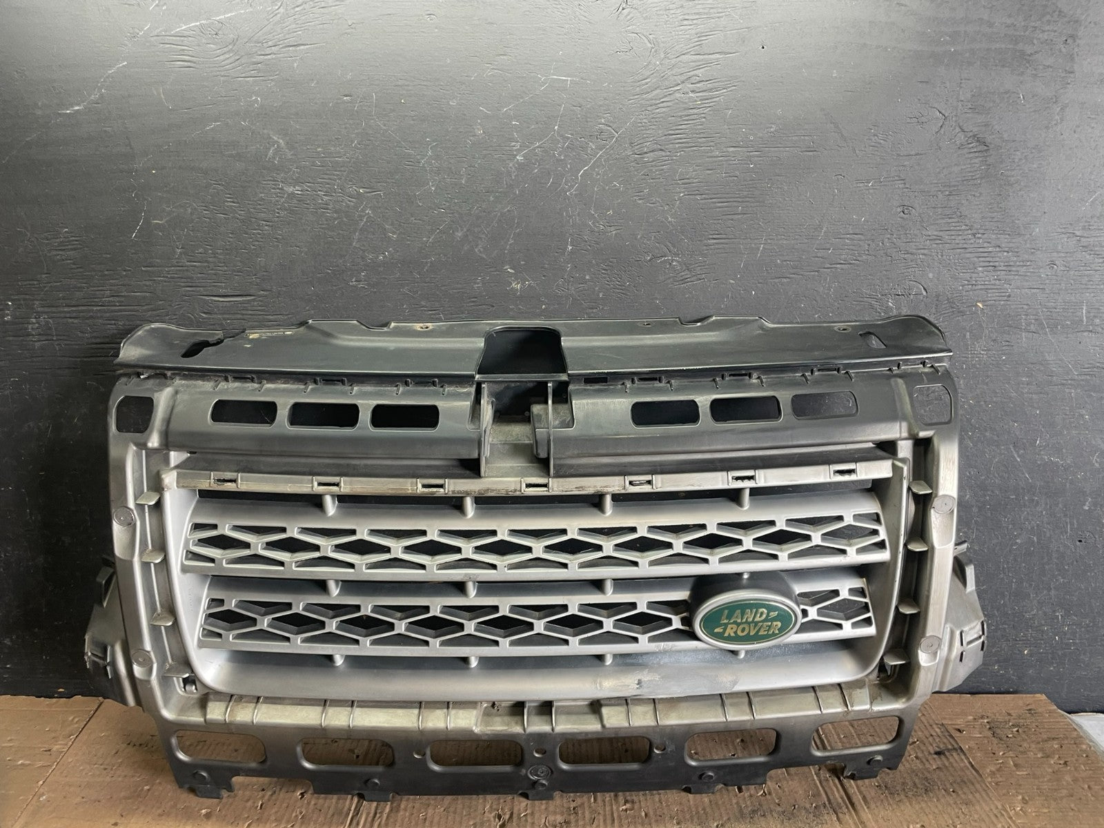 2008 to 2010 Land Rover LR2 Front Bumper Grille Grill P8727 DG0