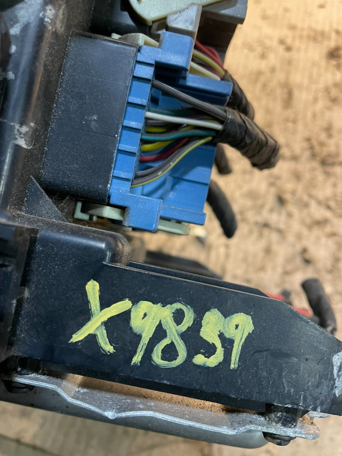 2005 2007 Dodge Charger  Fuse Box Body Control Module BCM X9839  DG8