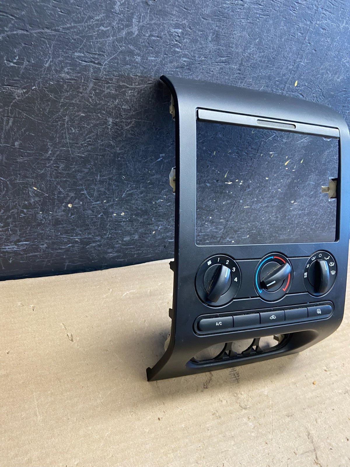 2004 to 2008 Ford F150 Radio Climate Dash Bezel Surround Black ah3633 DG2