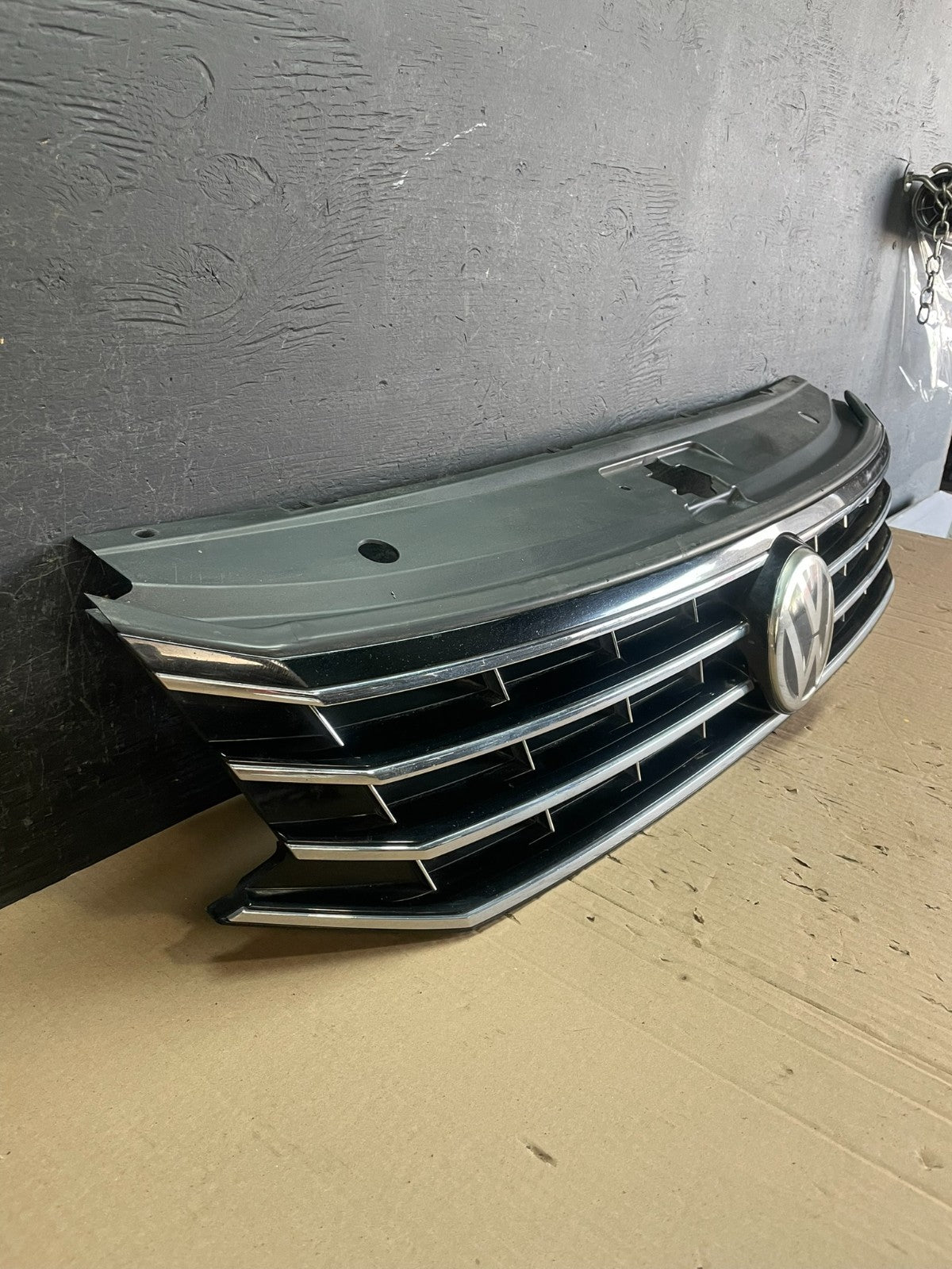 2016 to 2018 Volkswagen Passat Front Upper Grill Grille AD8743 DG2